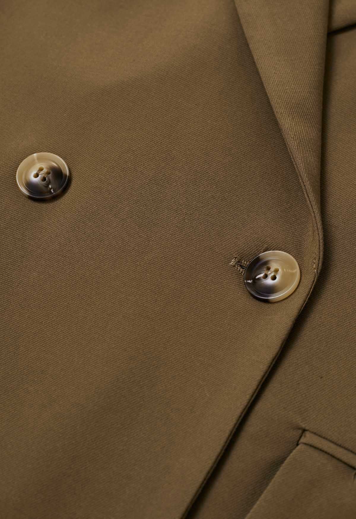 Abrigo largo con cinturón y doble botonadura de moda en marrón