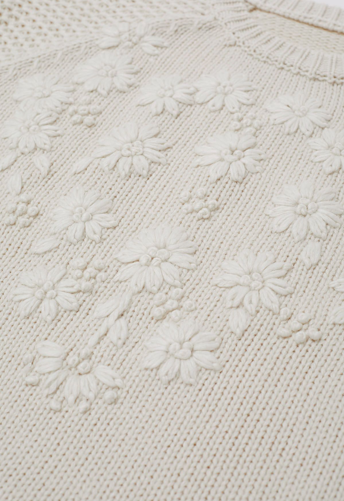 Suéter de punto con patrón en contraste de flores bordadas a mano en marfil