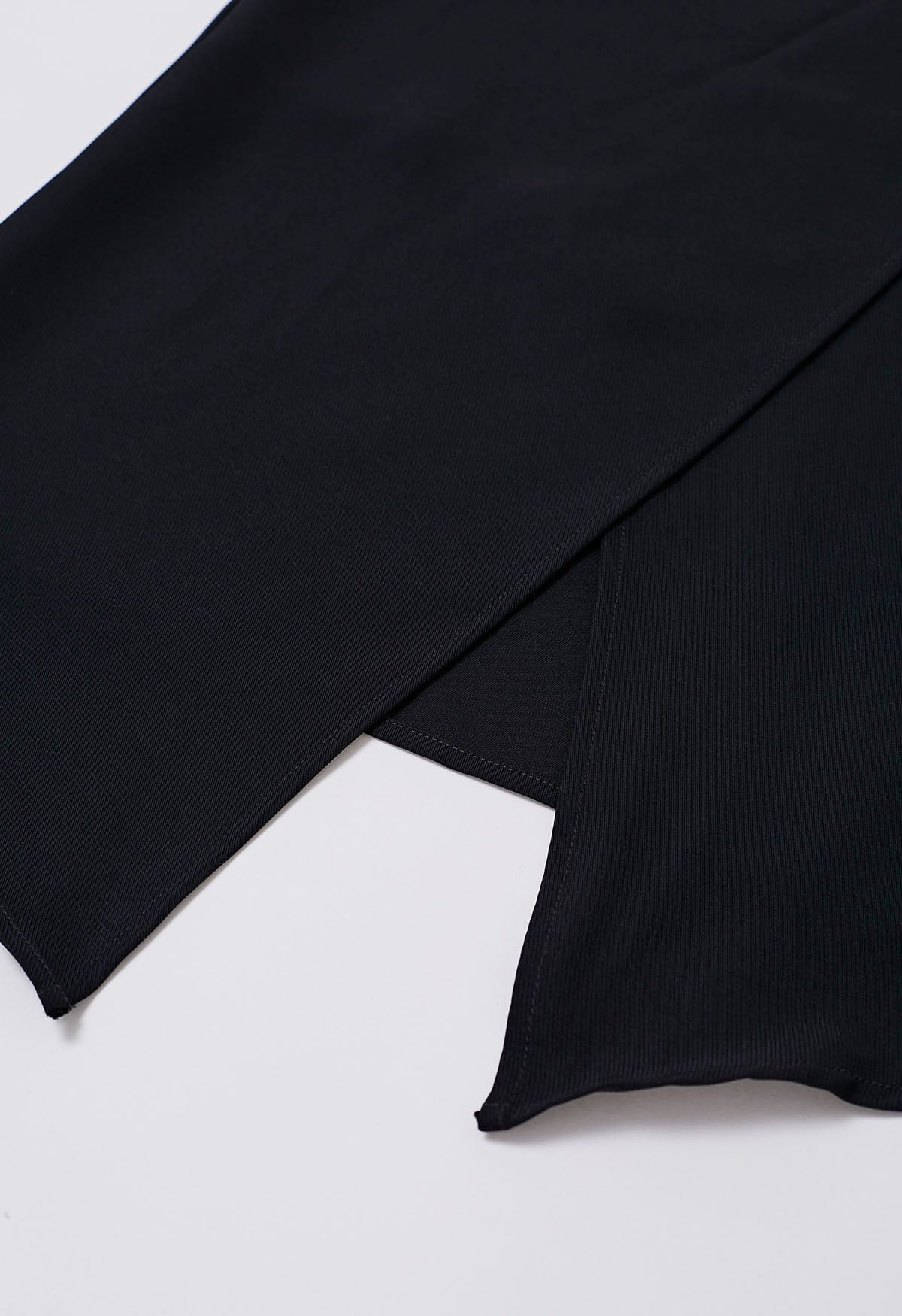Falda midi con solapa irregular y pliegues abotonados en negro