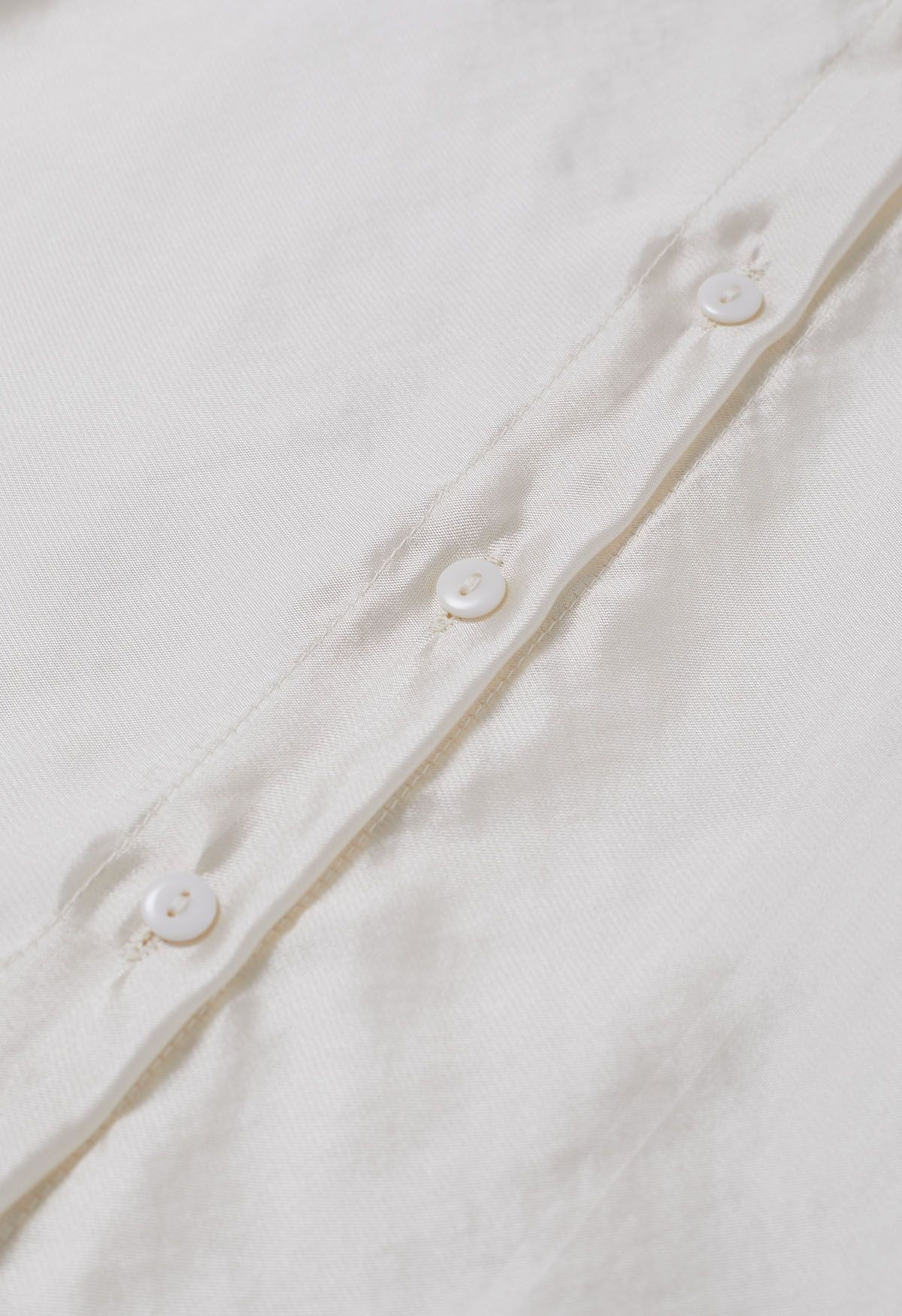 Camisa transparente elegante con mangas abullonadas y lazo en color crema