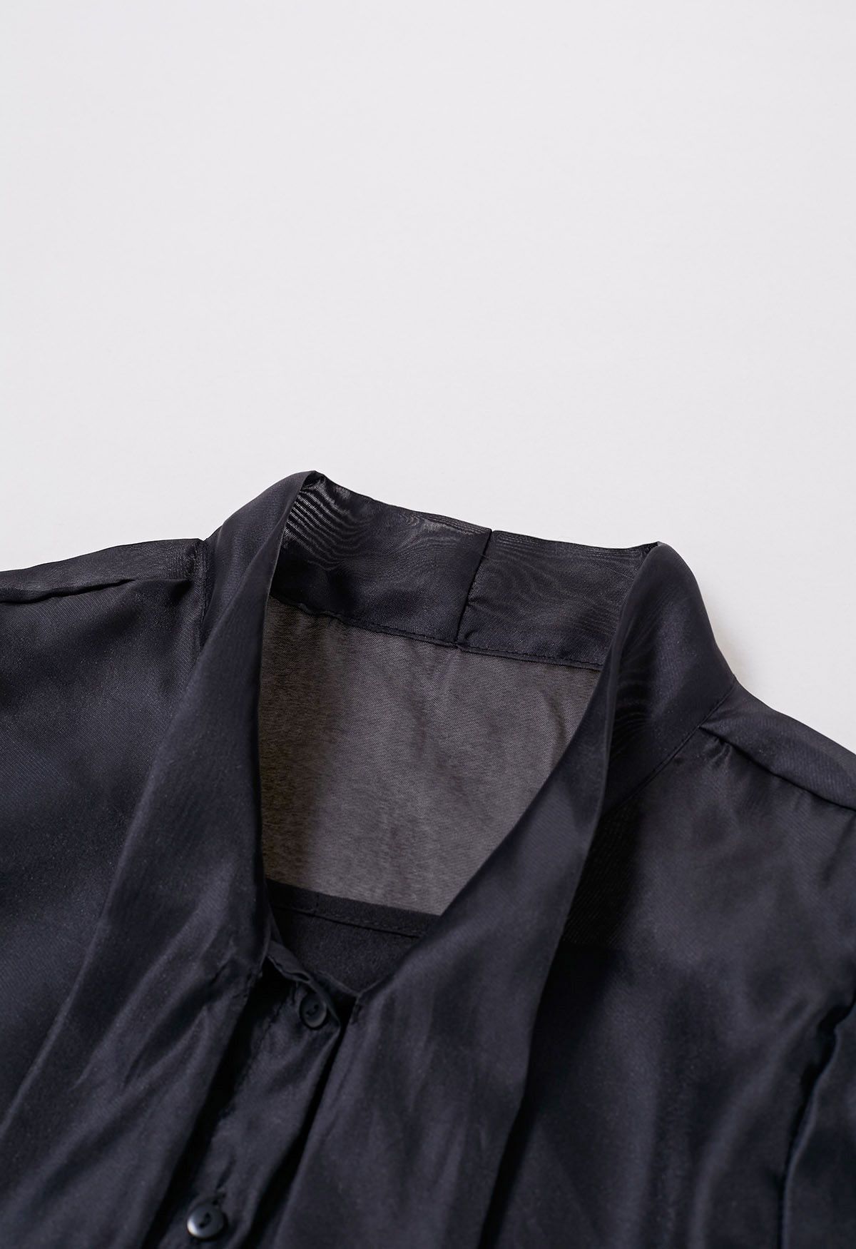 Camisa transparente elegante con mangas abullonadas y lazo en negro