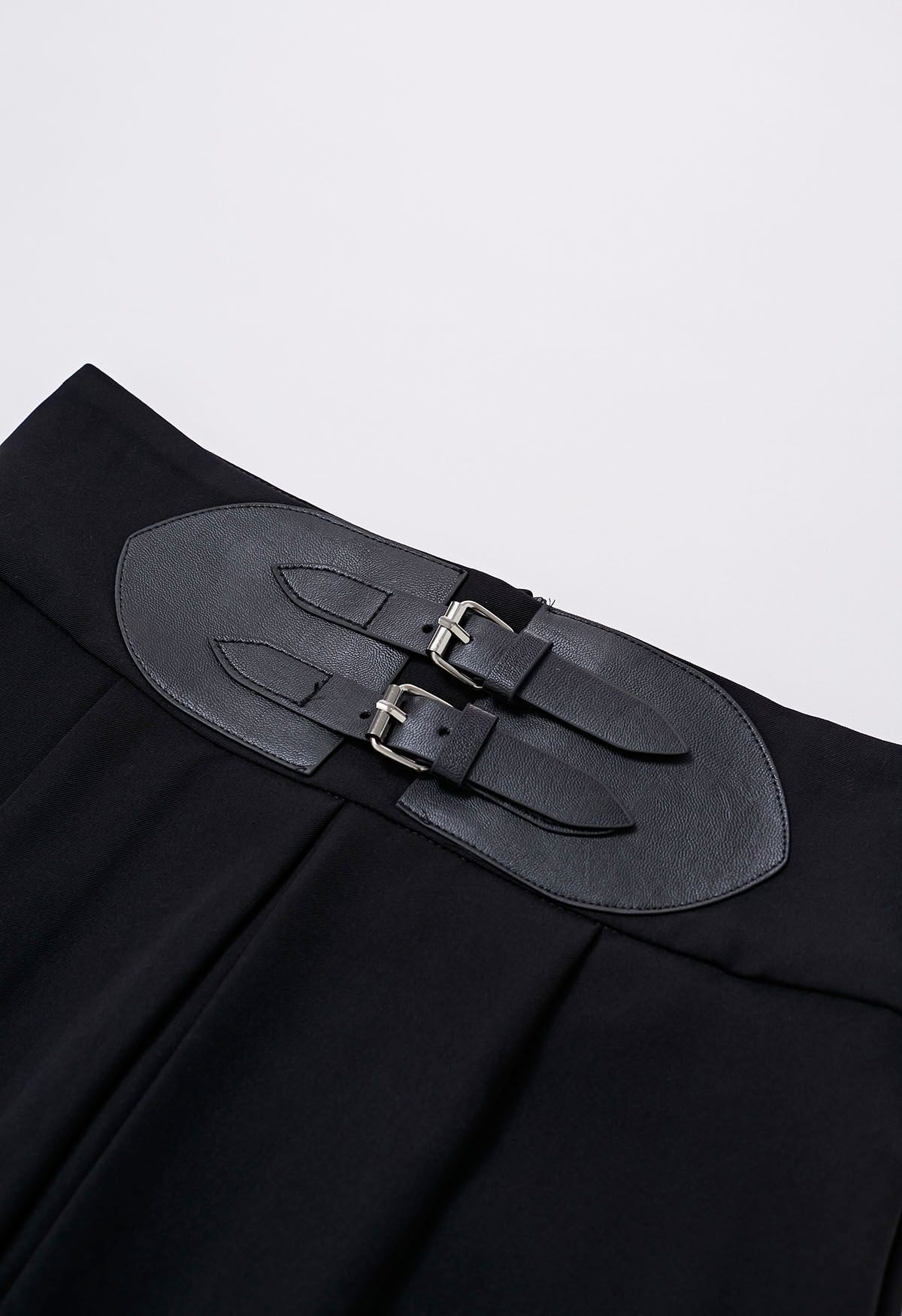 Falda midi plisada de cintura alta con adornos de cinturón en negro