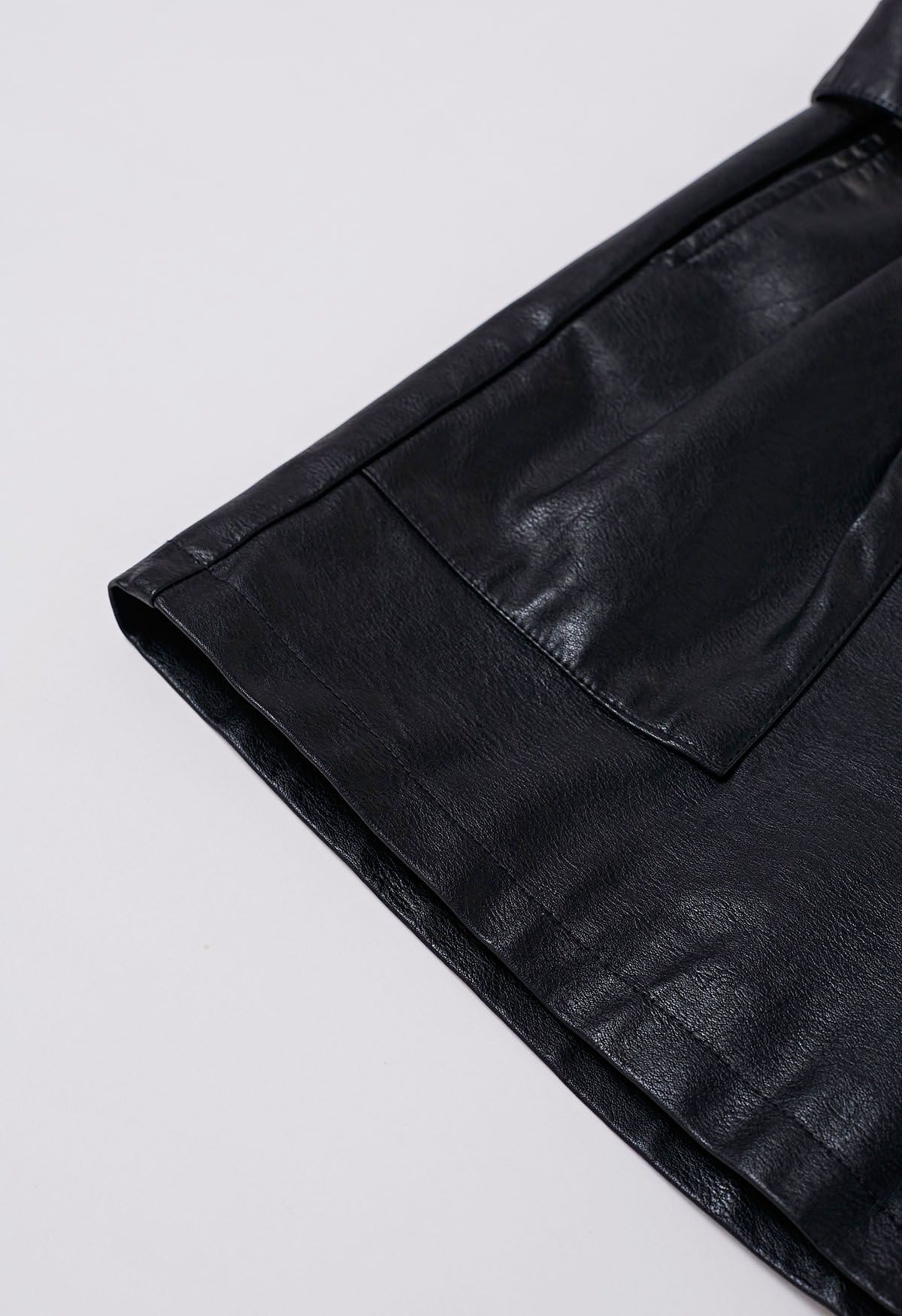 Pantalones cortos negros con cinturón de cuero sintético de Urban Edge