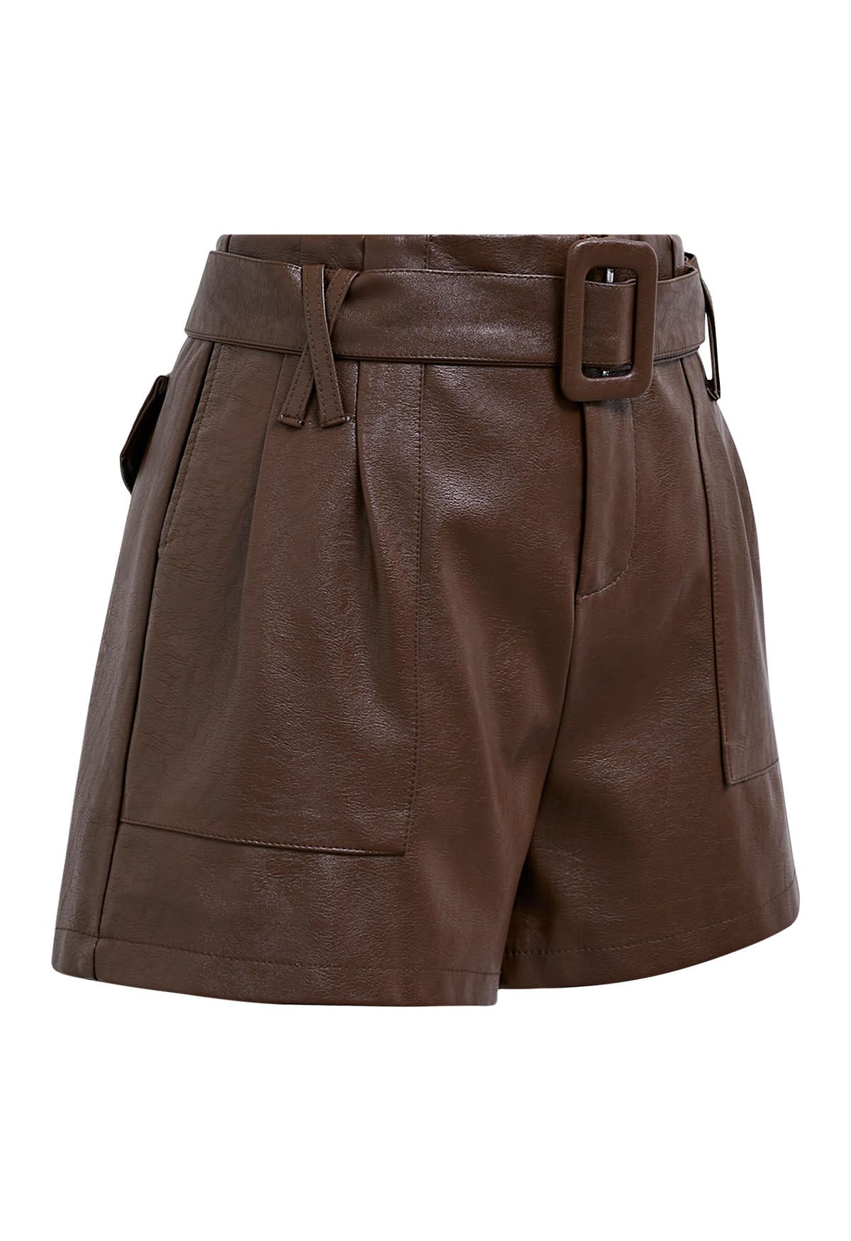 Pantalones cortos marrones de cuero sintético con cinturón de Urban Edge