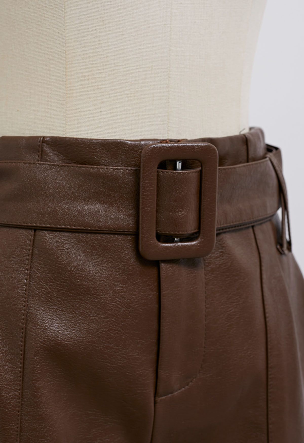 Pantalones cortos marrones de cuero sintético con cinturón de Urban Edge