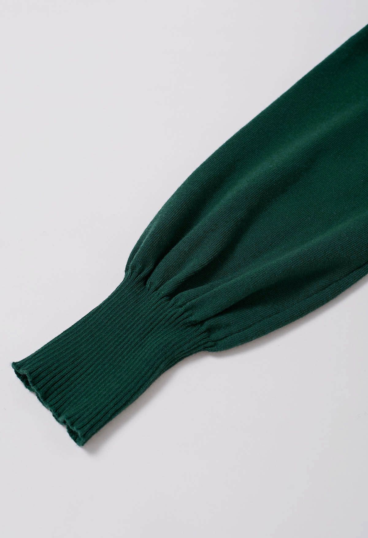 Cautivador vestido de punto plisado con cuello en V y cintura anudada en verde oscuro