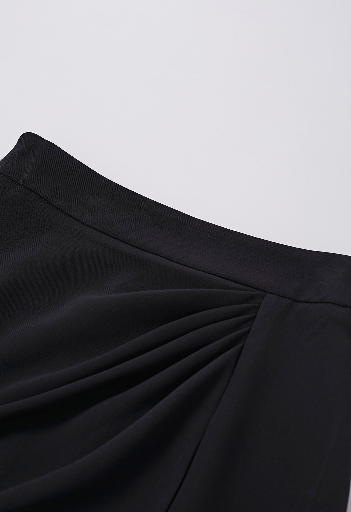 Encantadora falda de tubo con abertura delantera y pliegues en negro