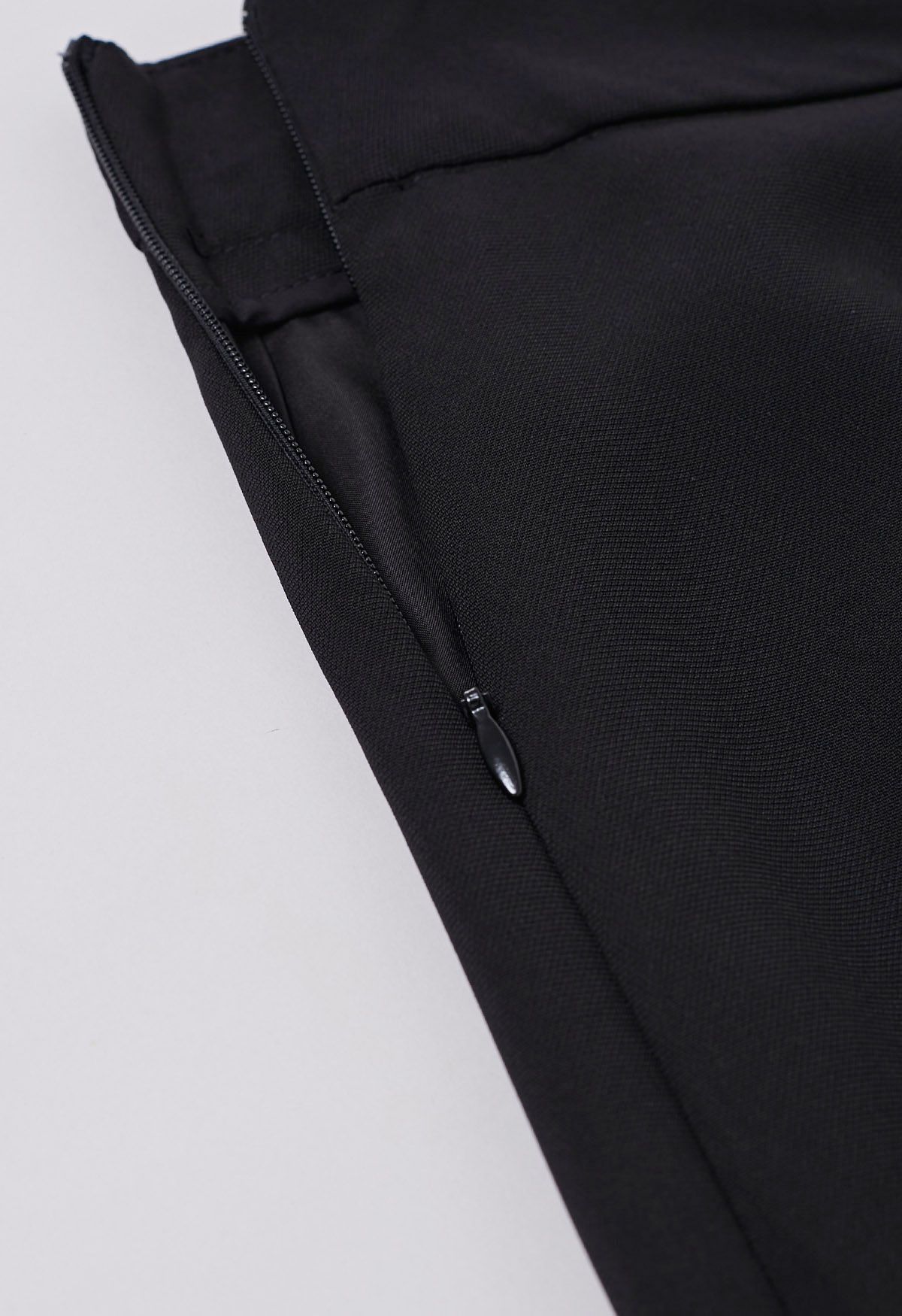 Encantadora falda de tubo con abertura delantera y pliegues en negro