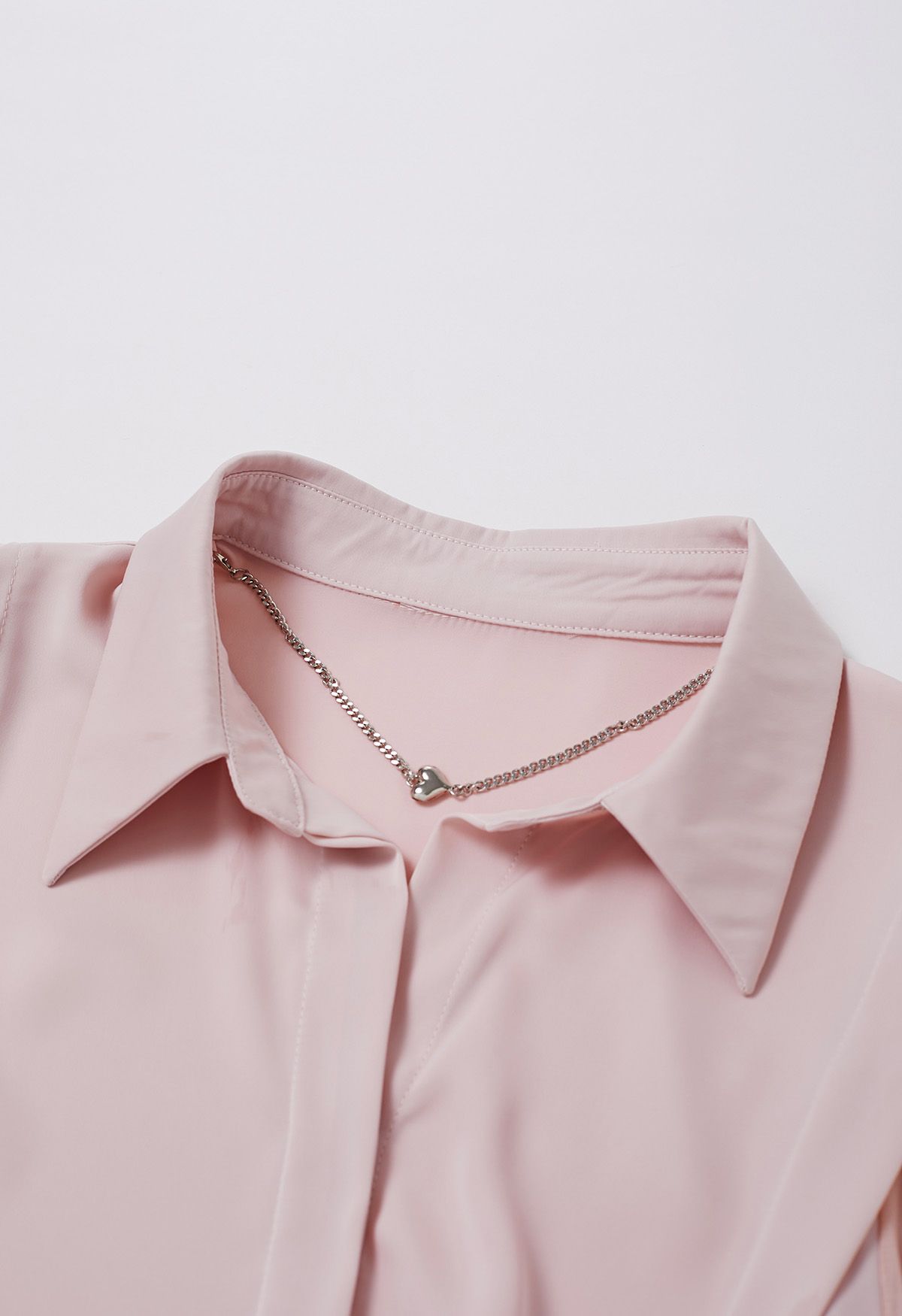 Camisa de satén con cuello en V y collar de corazones en rosa polvoriento