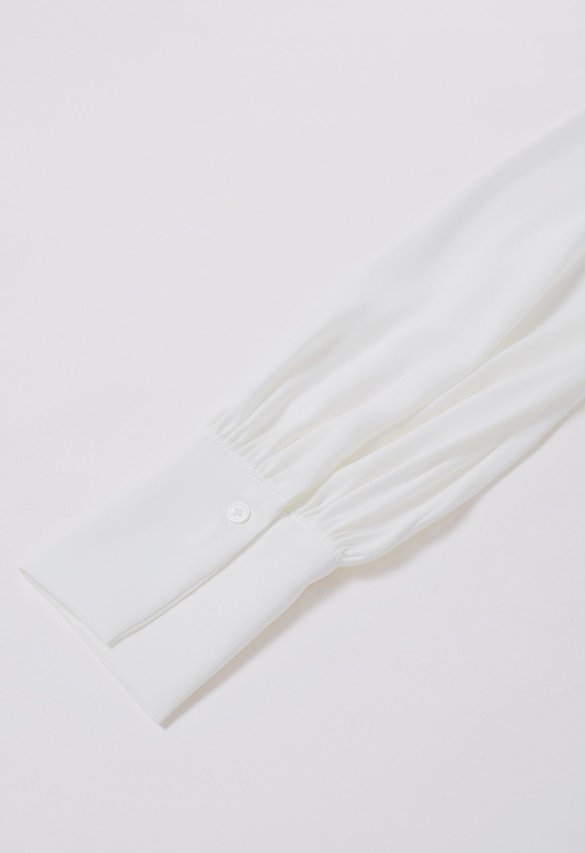 Camisa de satén con lazo desmontable de Vogue en blanco