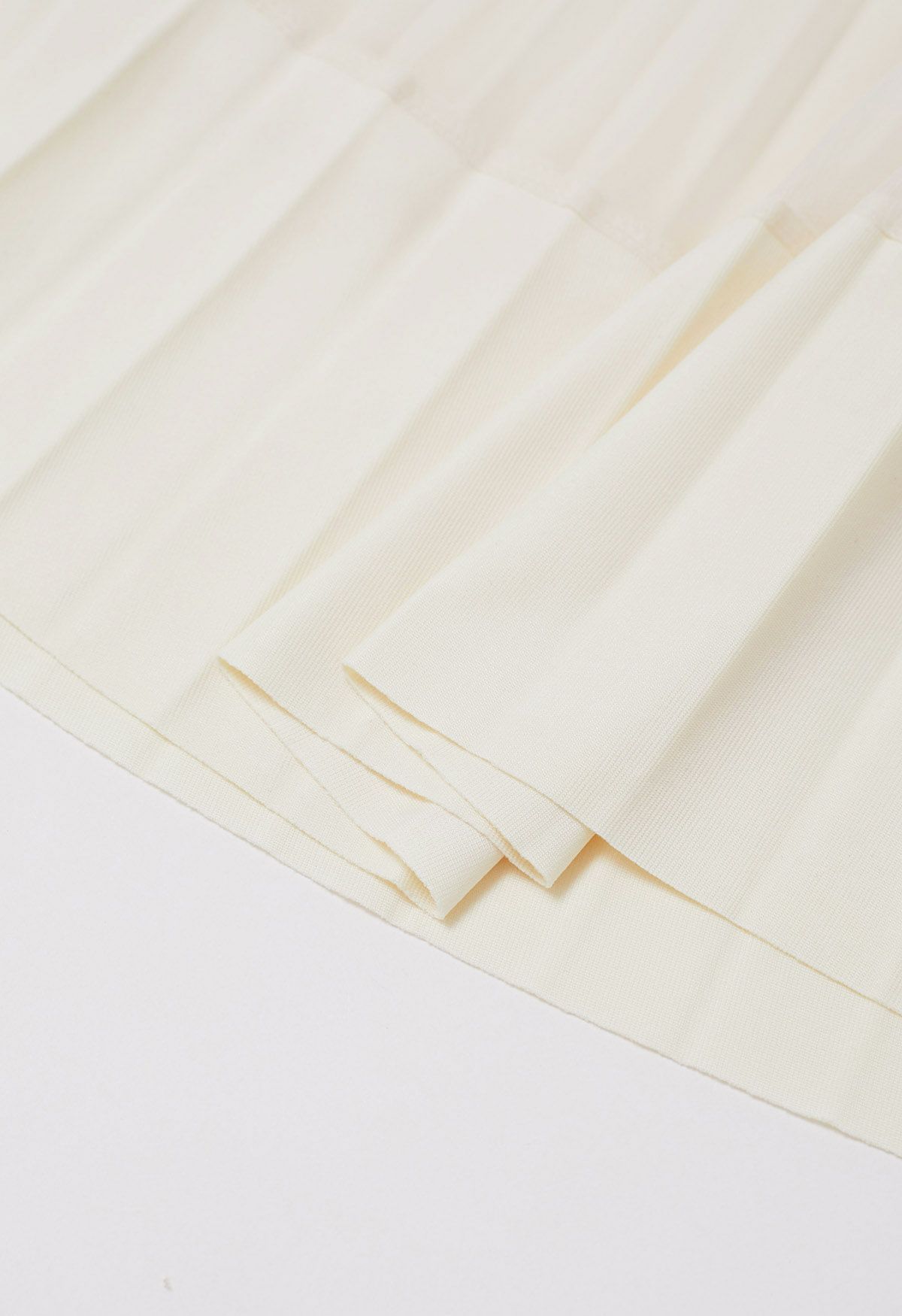 Falda de tul de malla plisada con dobladillo con paneles en color crema