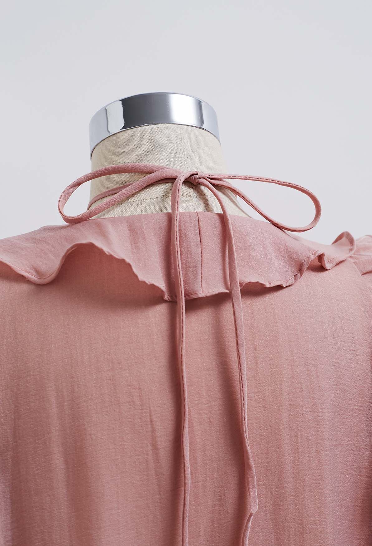Camisa con ribete de volantes y collar de gargantilla de flores en rosa