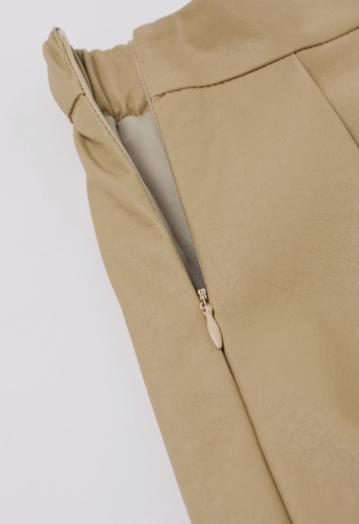 Falda midi plisada de piel sintética en color caqui