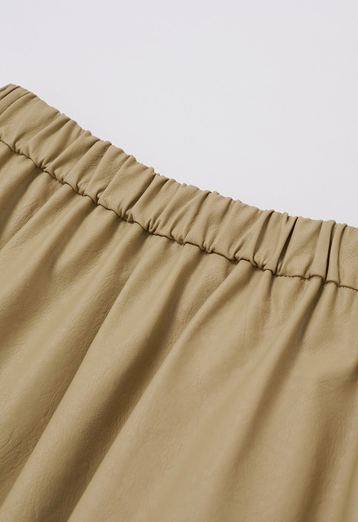 Falda midi plisada de piel sintética en color caqui