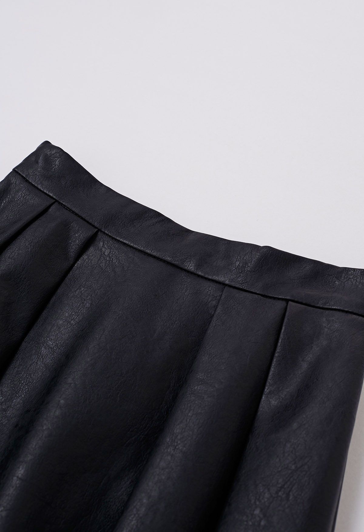 Falda midi plisada de piel sintética en color negro