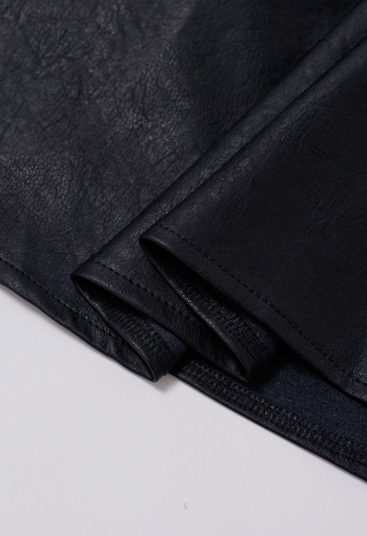 Falda midi plisada de piel sintética en color negro