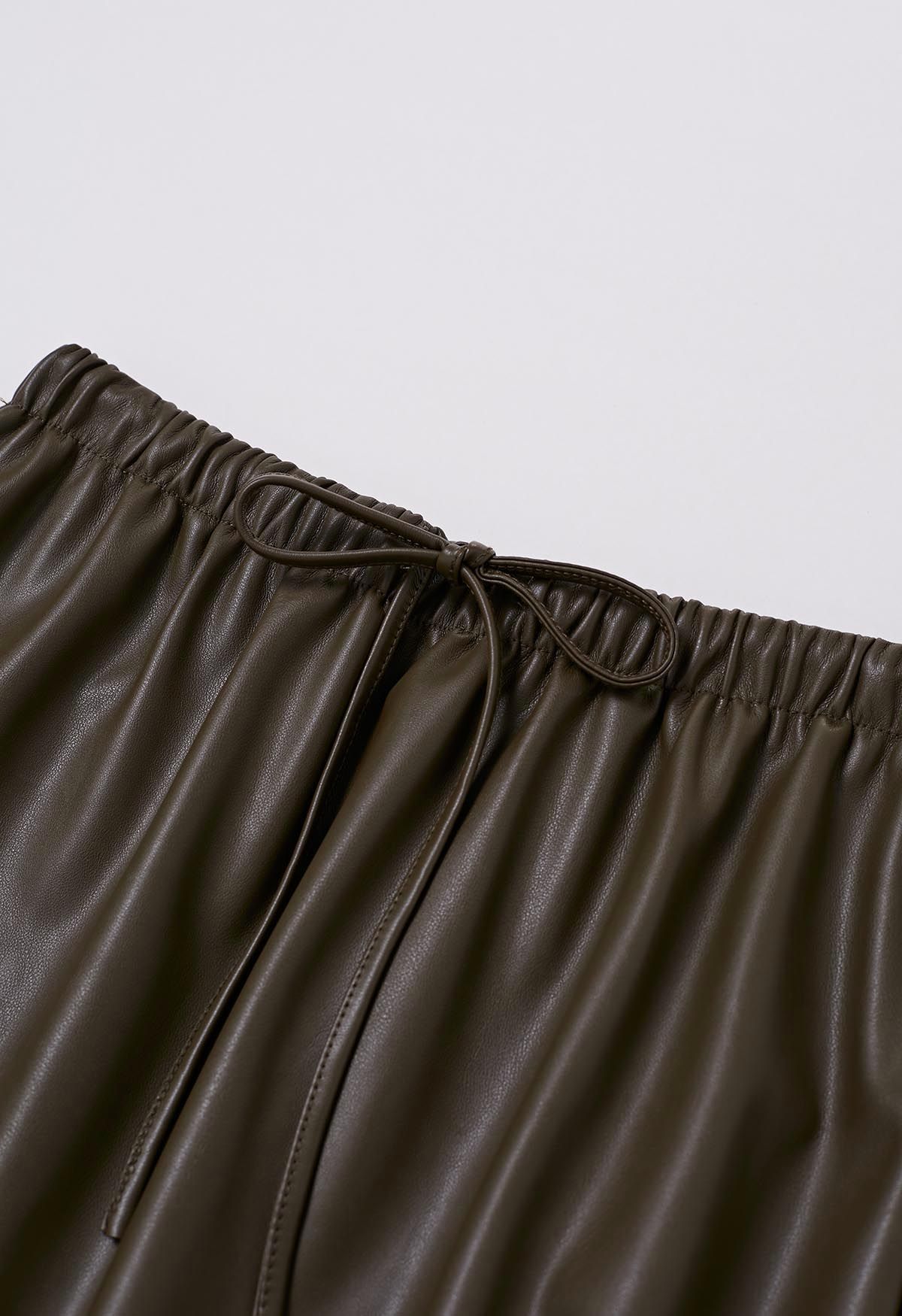Falda larga de cuero sintético con cordón en la cintura en verde oliva