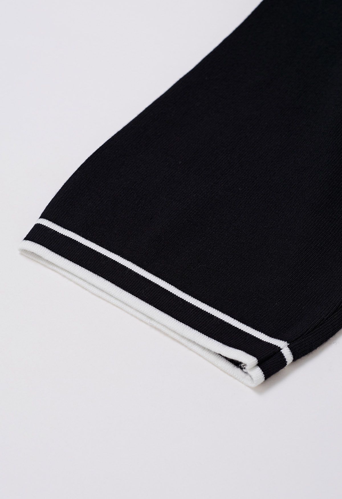 Conjunto de pantalón y cárdigan de punto con botones en contraste en negro