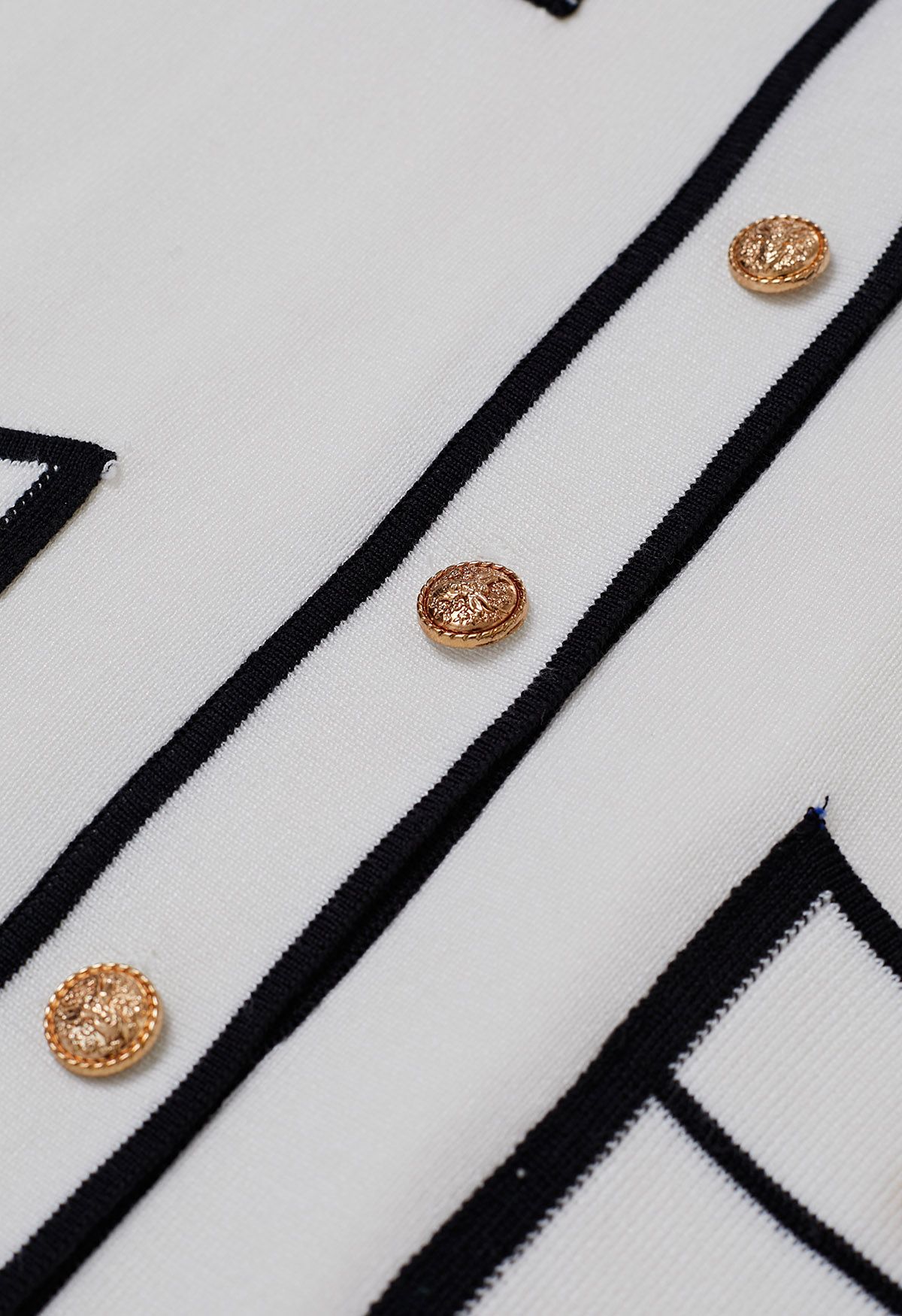 Conjunto de pantalón y cárdigan de punto con botones en contraste en blanco