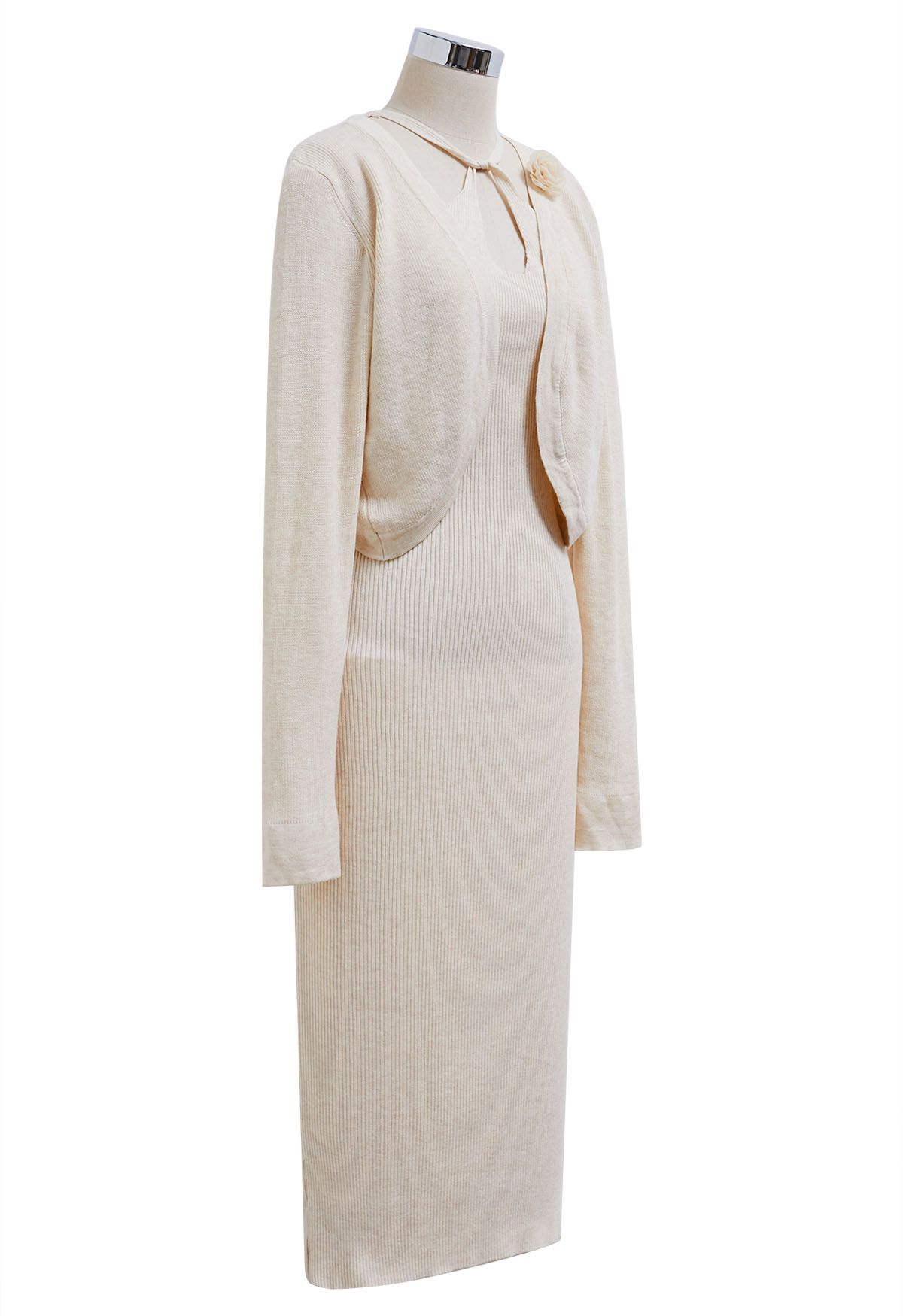 Conjunto de vestido y cárdigan de punto con cuello halter y abertura en color crema