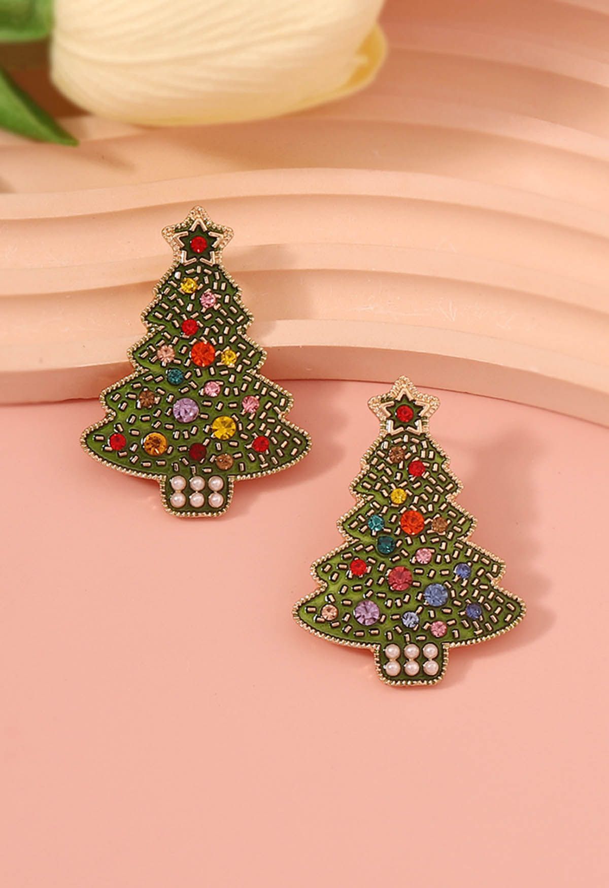 Pendientes de árbol de Navidad con diamantes de imitación derramados con aceite