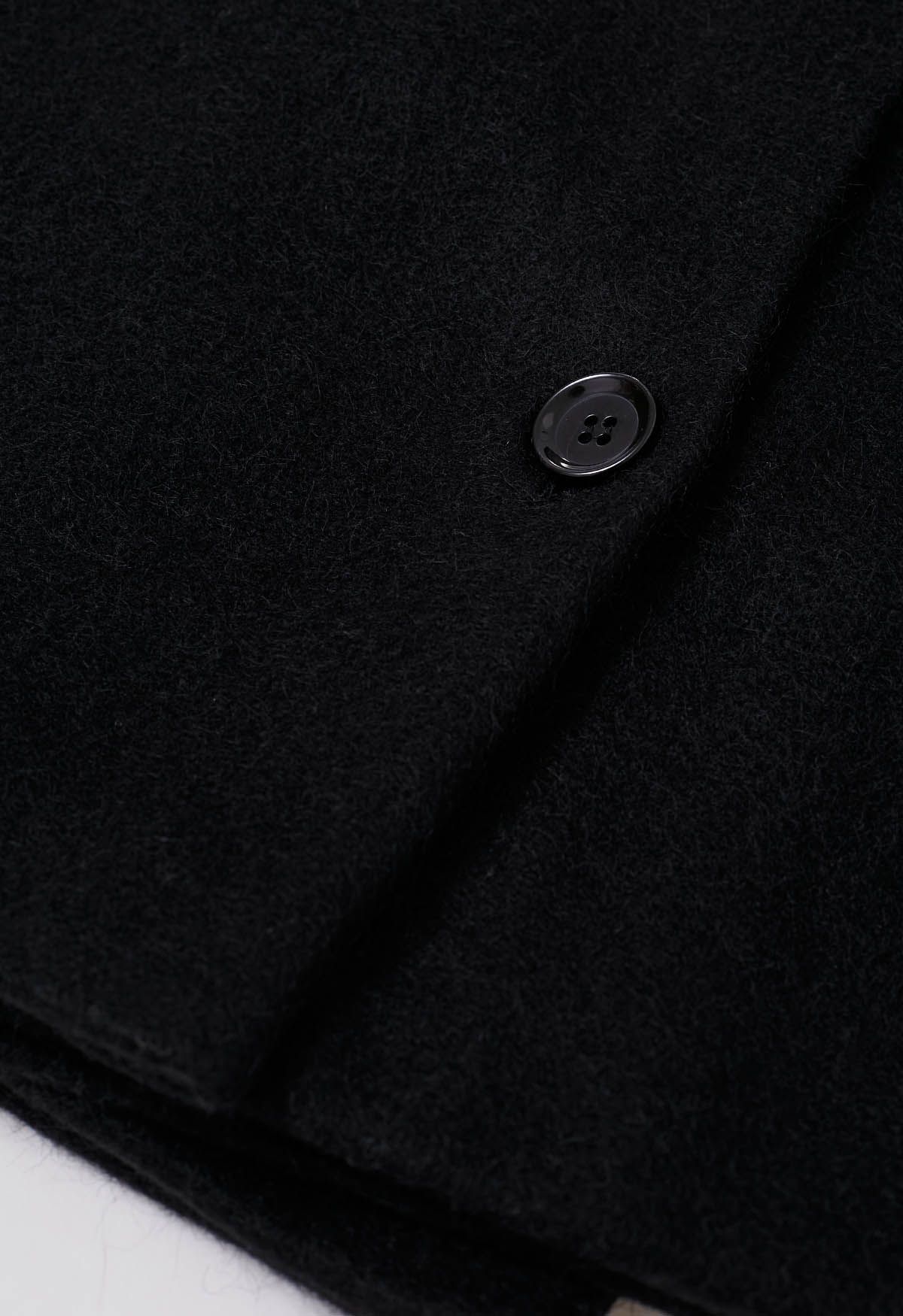 Abrigo largo con cinturón y doble botonadura en hombros abotonados en negro