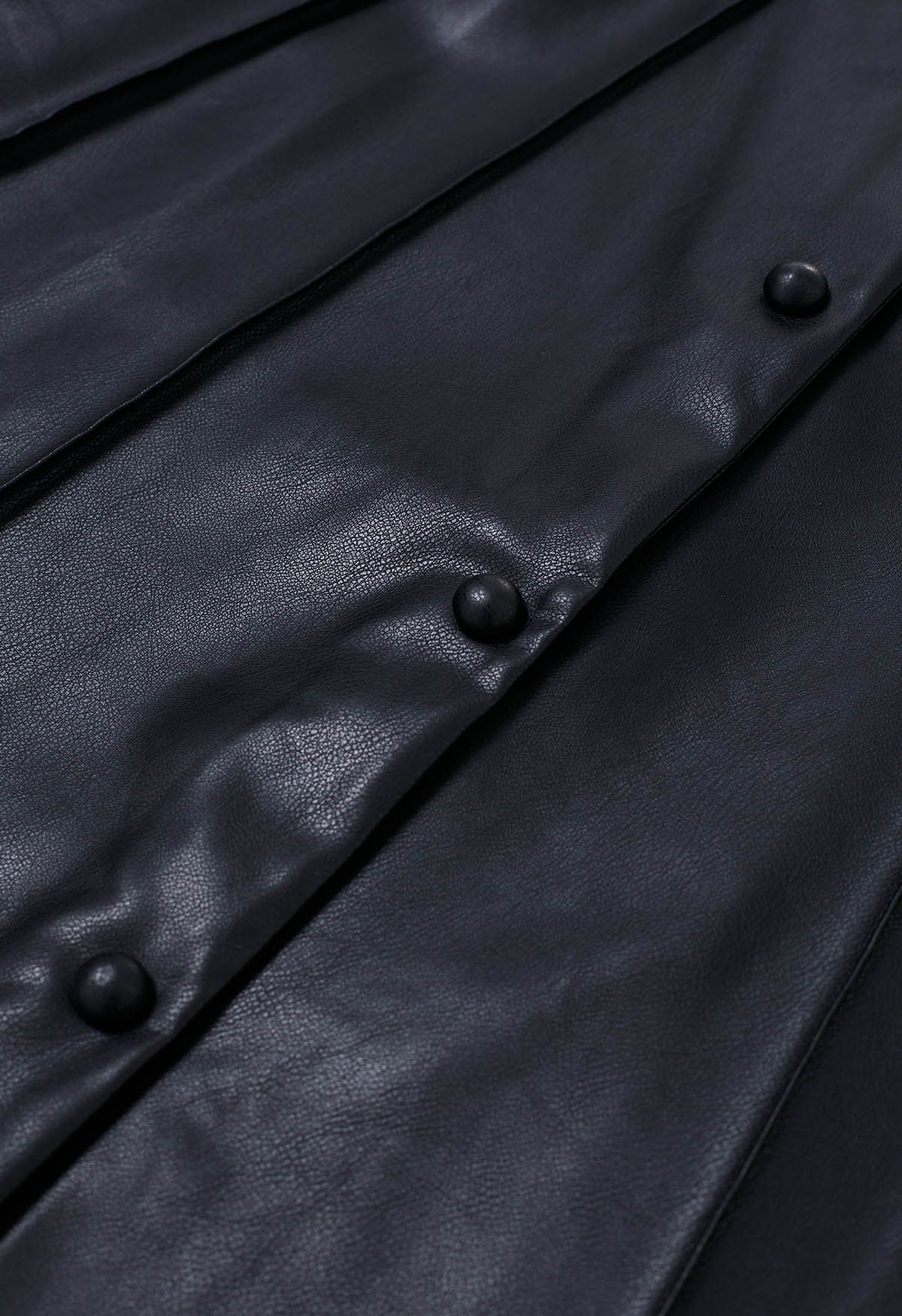 Falda midi de cuero sintético con botones en la parte delantera en negro