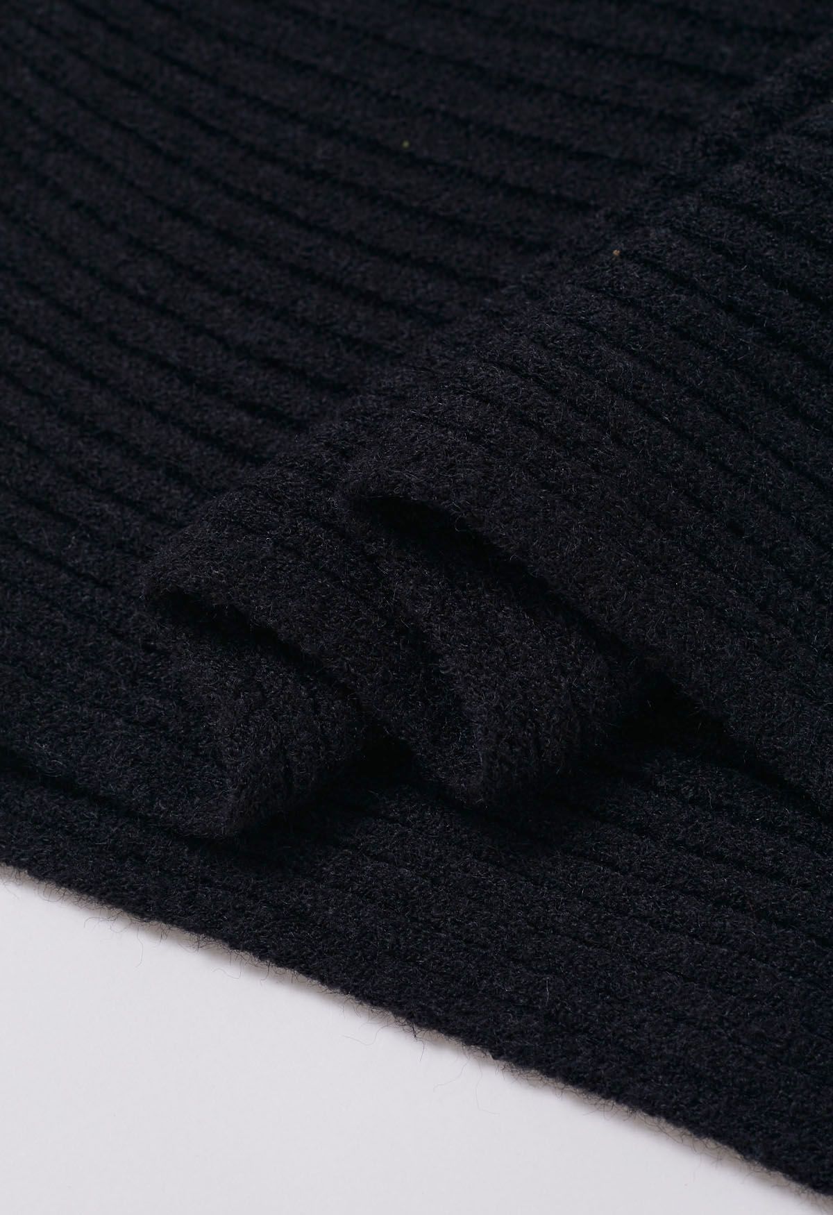 Dramático suéter de punto acanalado con mangas de murciélago en negro