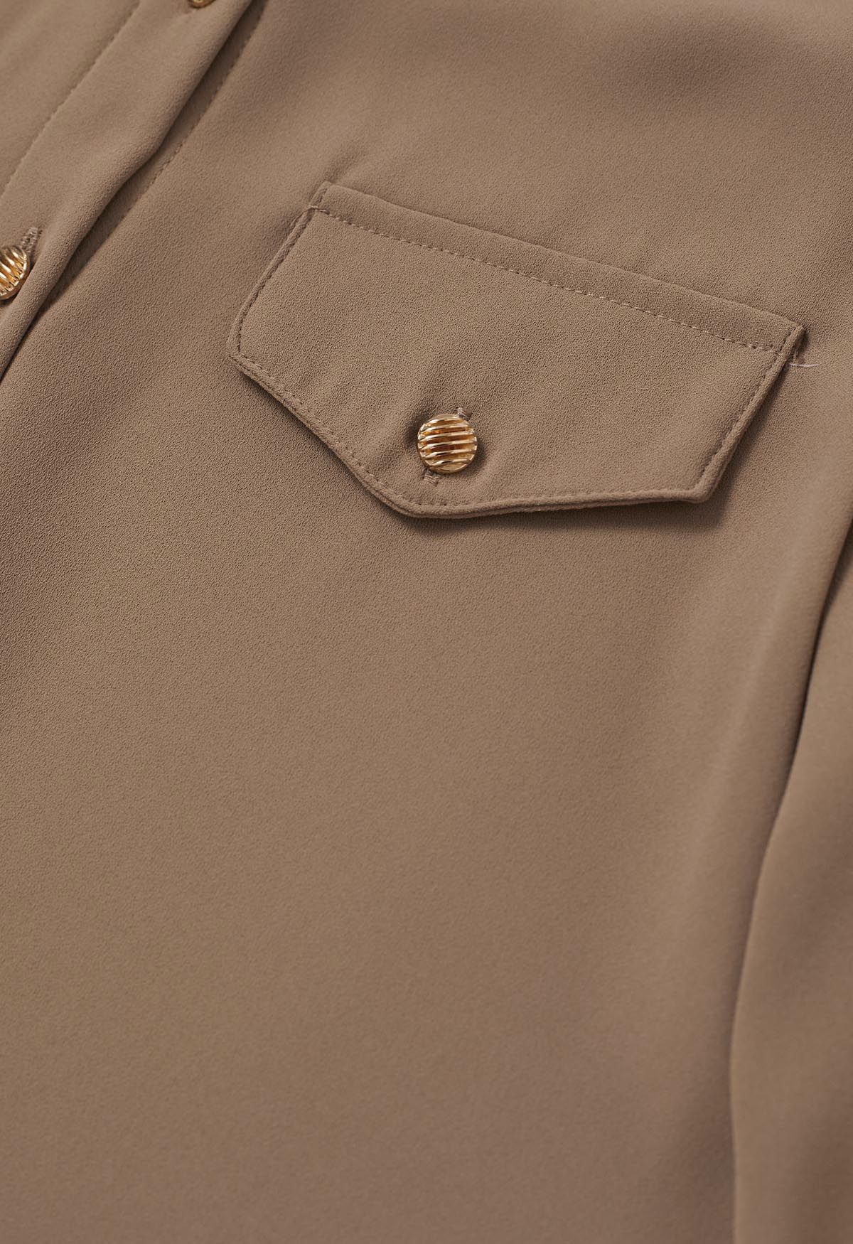 Camisa de gasa con detalles de botones de estilo moderno en color canela