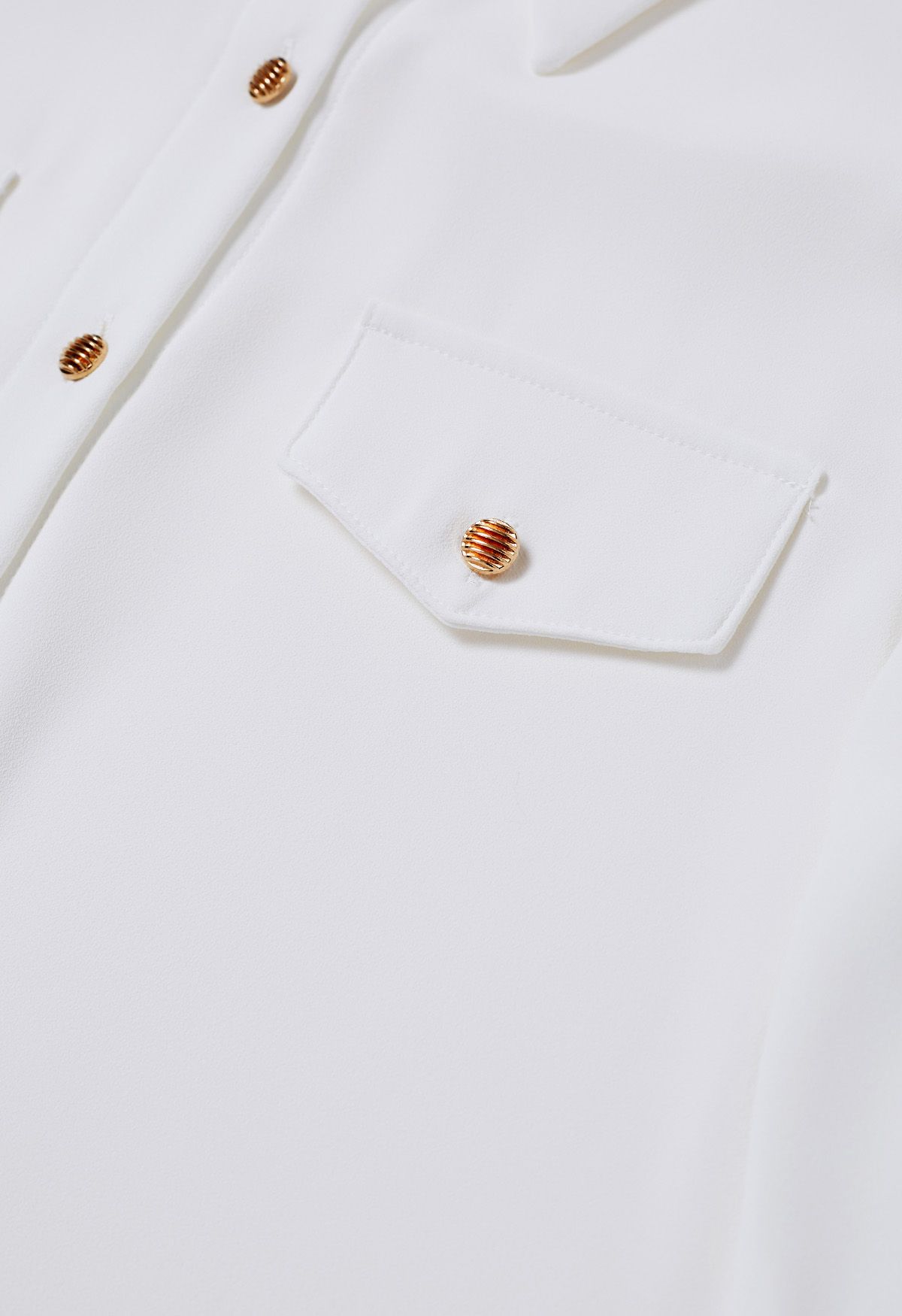 Camisa de gasa con detalles de botones de estilo moderno en blanco