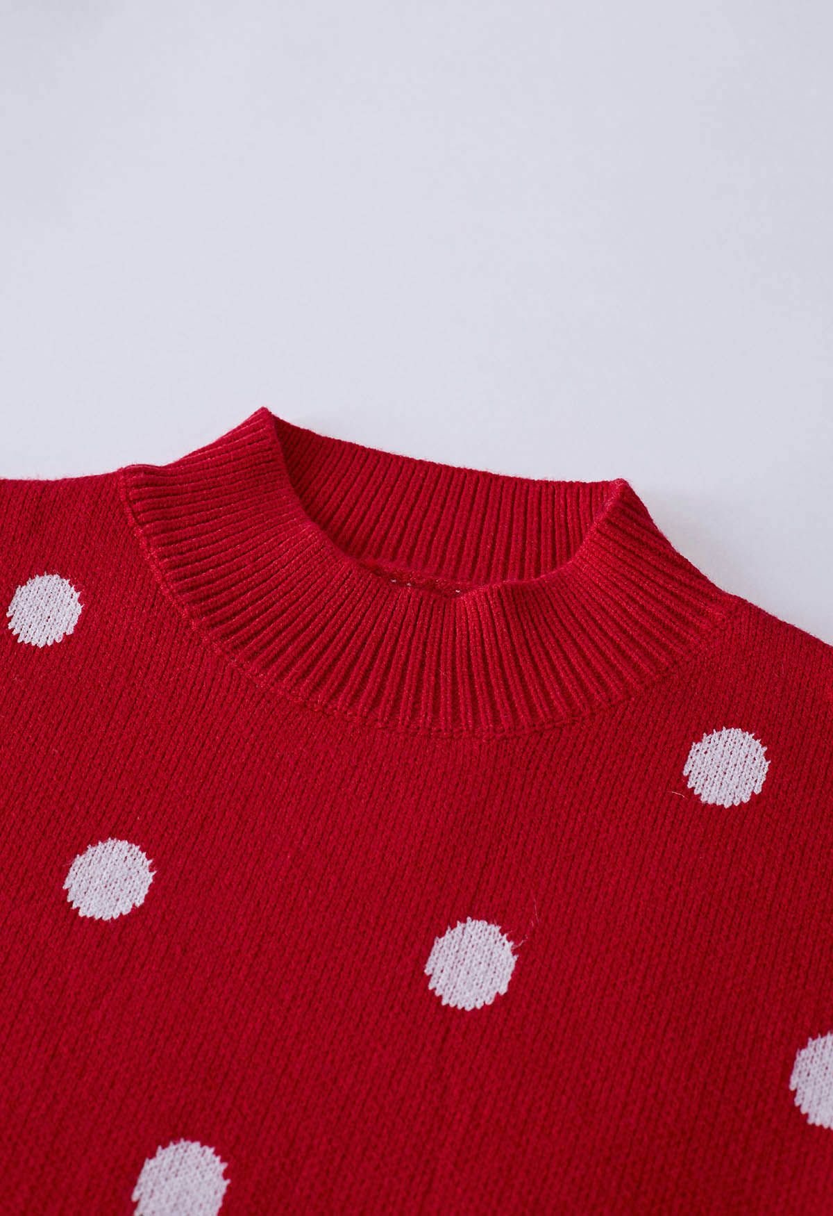 Adorable suéter de punto con cuello simulado y lunares en rojo