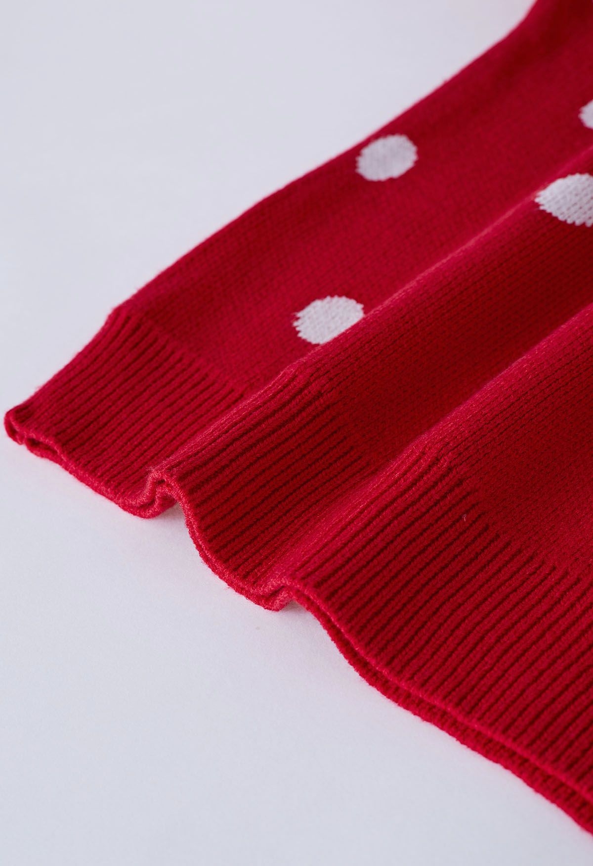 Adorable suéter de punto con cuello simulado y lunares en rojo