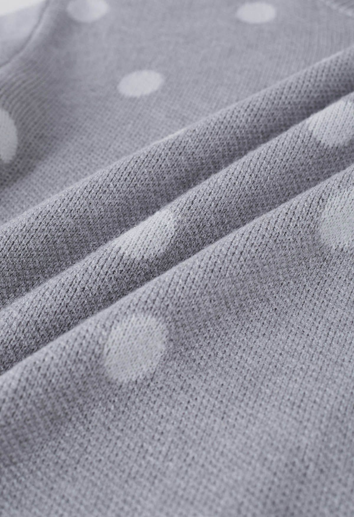 Adorable suéter de punto con cuello simulado y lunares en gris
