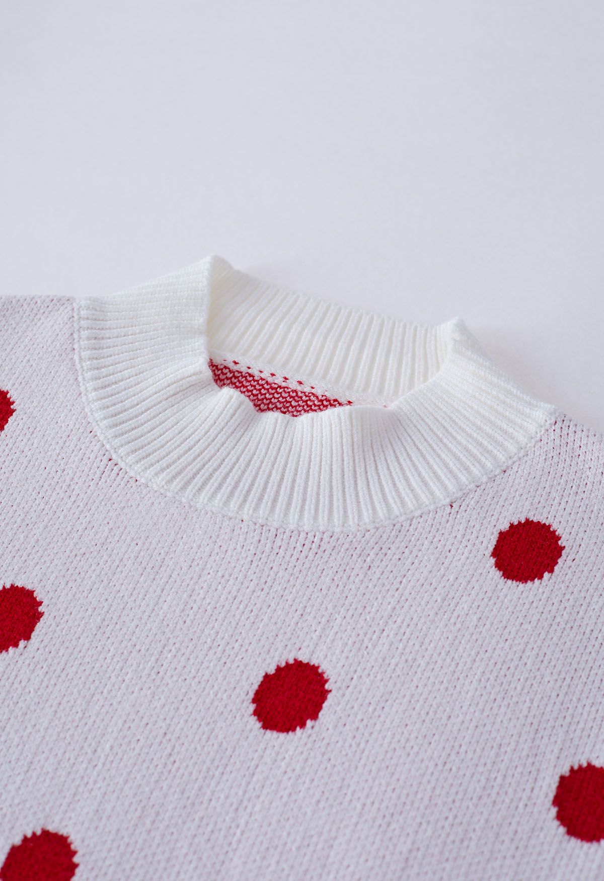 Adorable suéter de punto con cuello simulado y lunares en blanco
