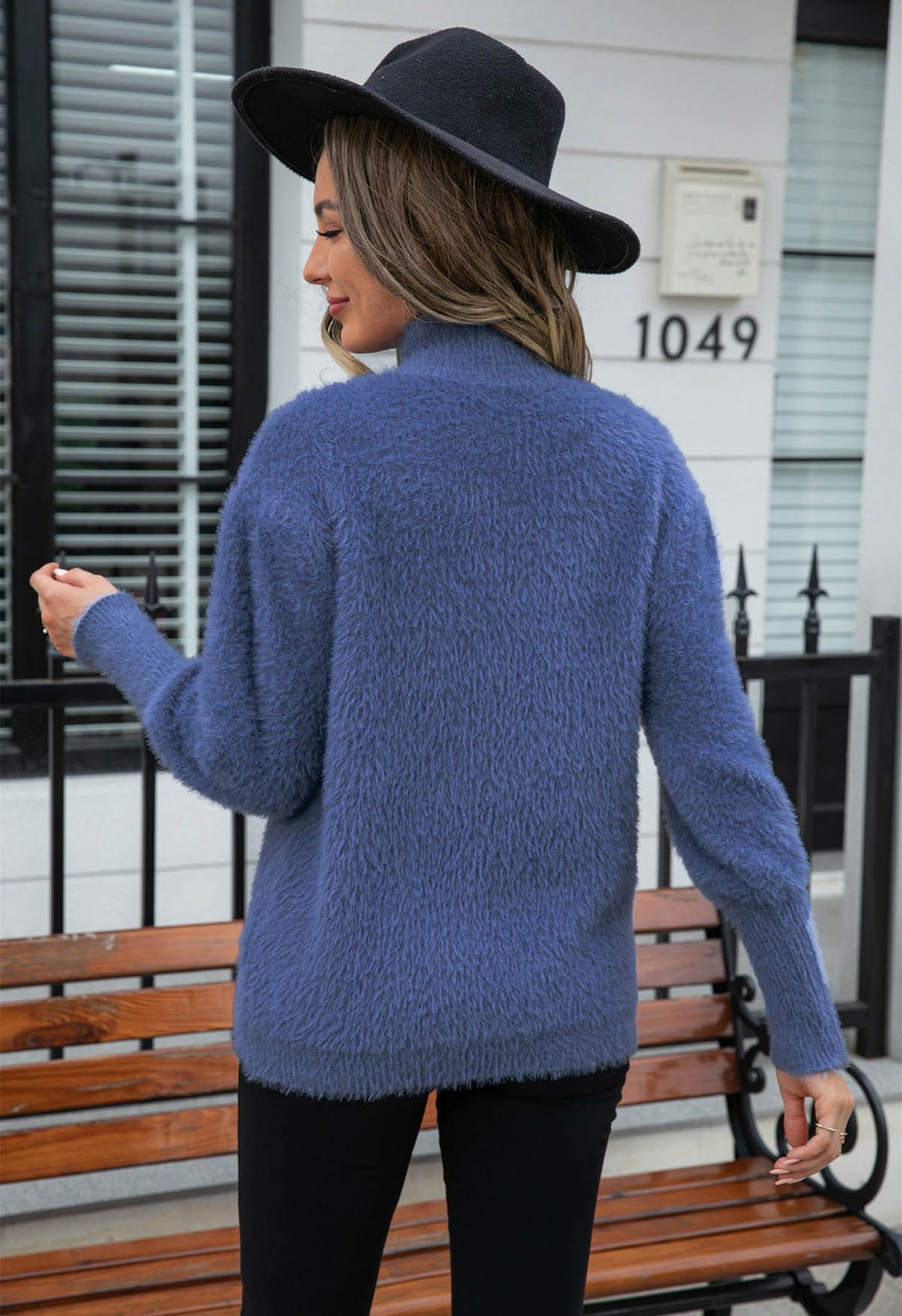 Jersey de punto borroso con cuello alto en azul de Cozy Perfection