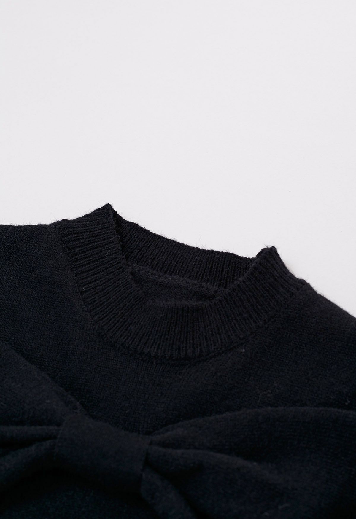 Suéter de punto con hombros descubiertos y lazo en negro