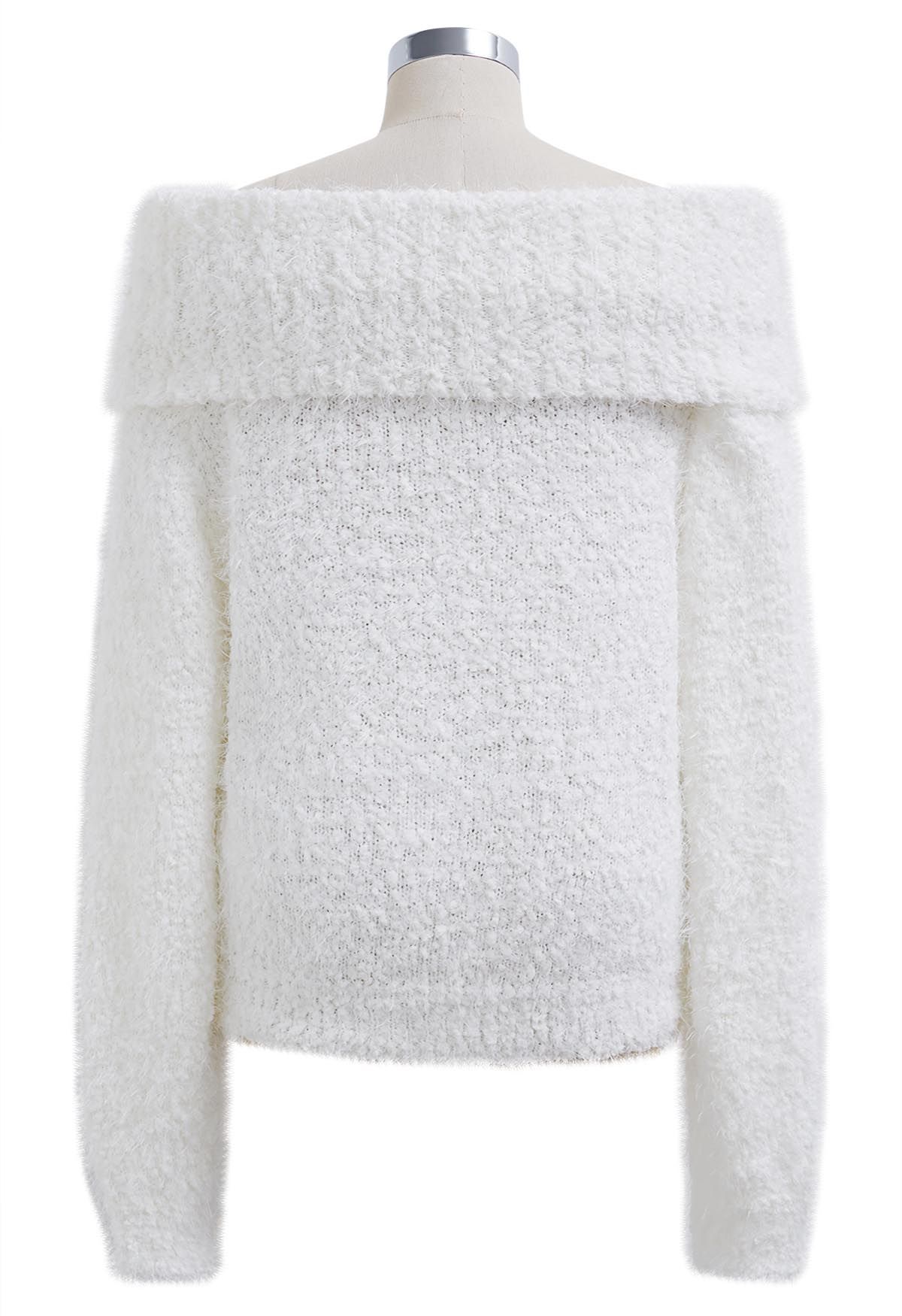 Suéter de punto borroso con hombros descubiertos y doblado en blanco