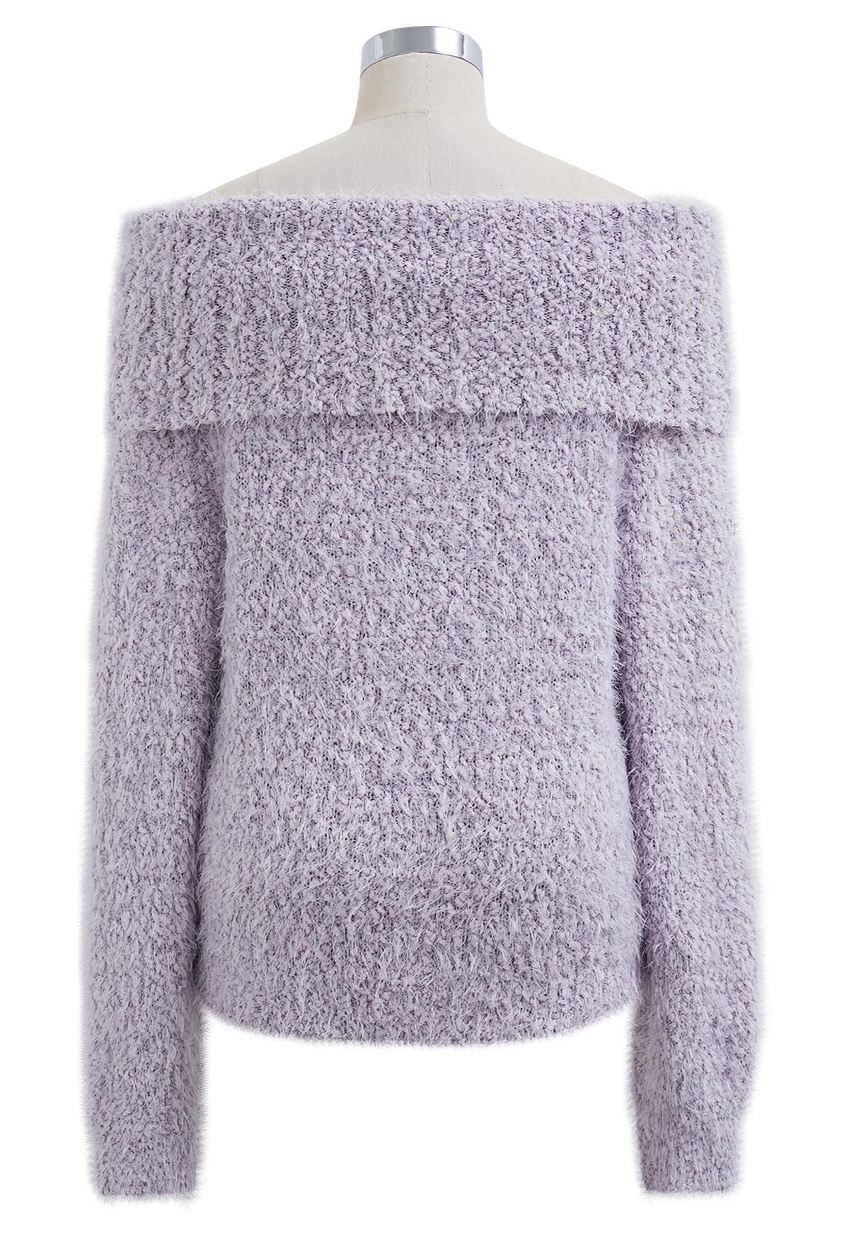 Suéter de punto borroso con hombros descubiertos doblado en lavanda