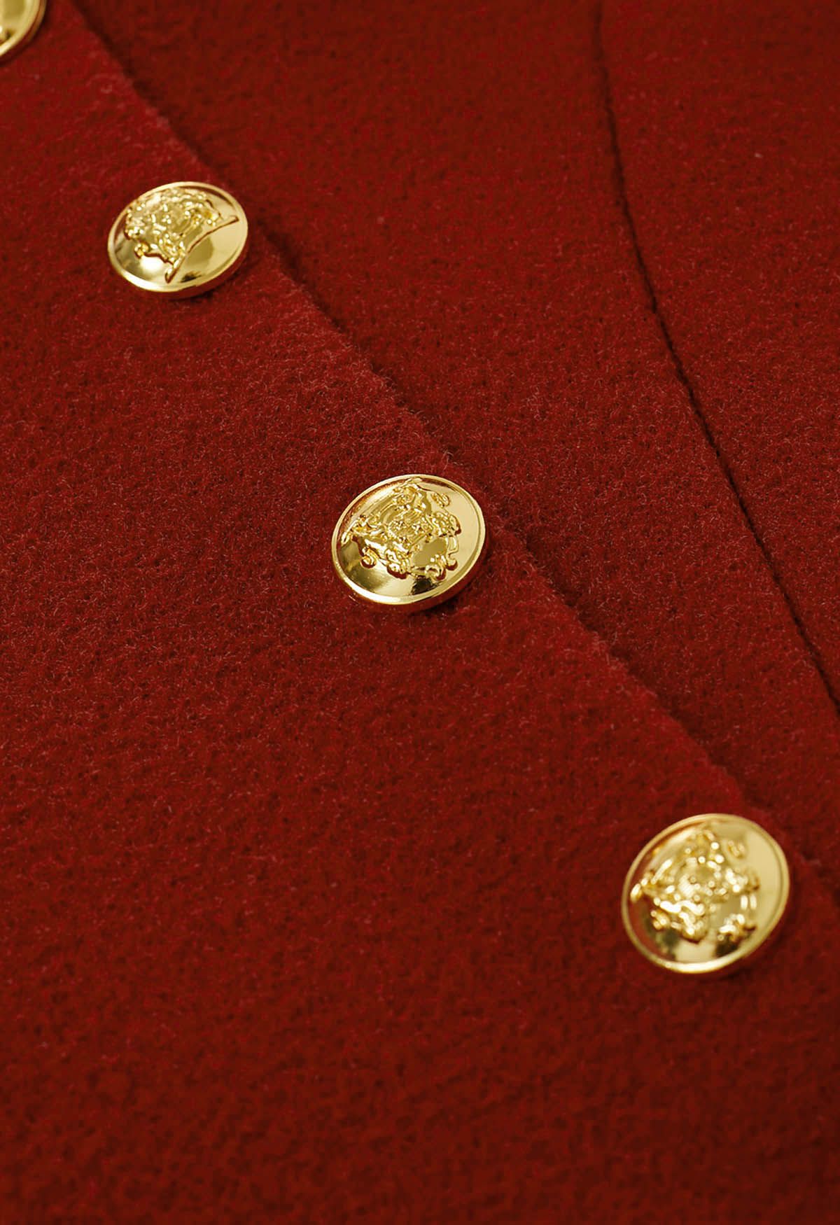 Capa con cinturón y botones dorados en rojo