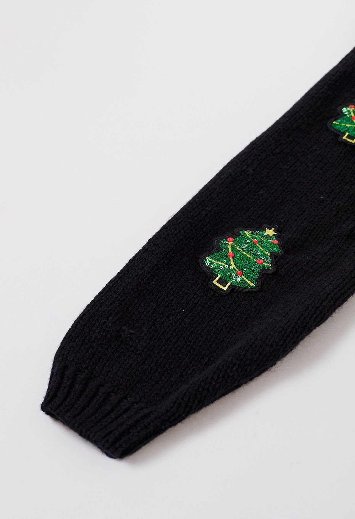 Cárdigan con botones y parche de árbol de Navidad con lentejuelas en negro