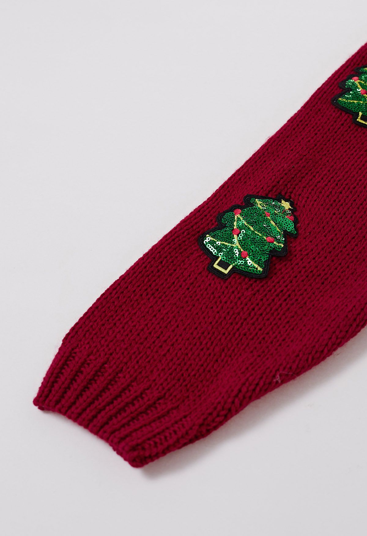 Cárdigan con botones y parche de árbol de Navidad con lentejuelas en rojo