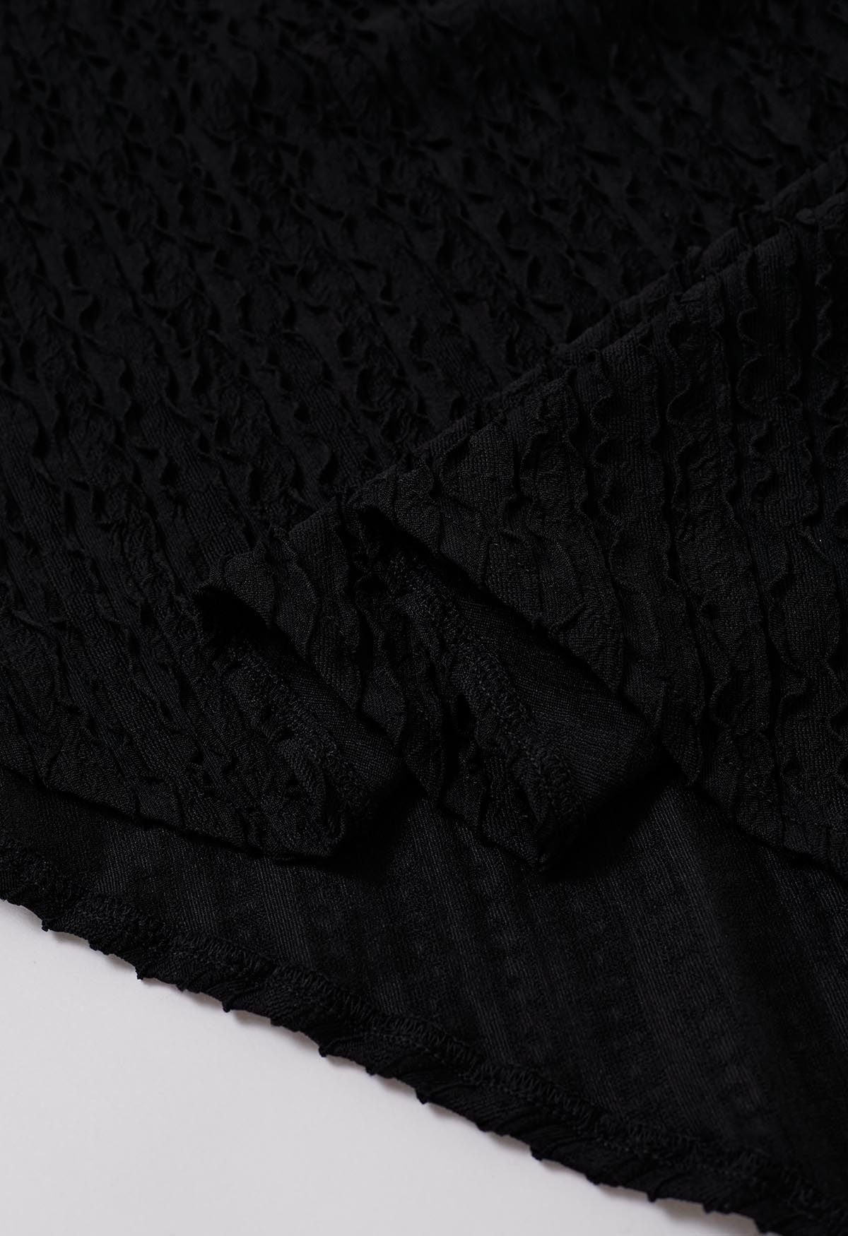 Vestido con textura ondulada, escote sobrepelliz y cuello en negro