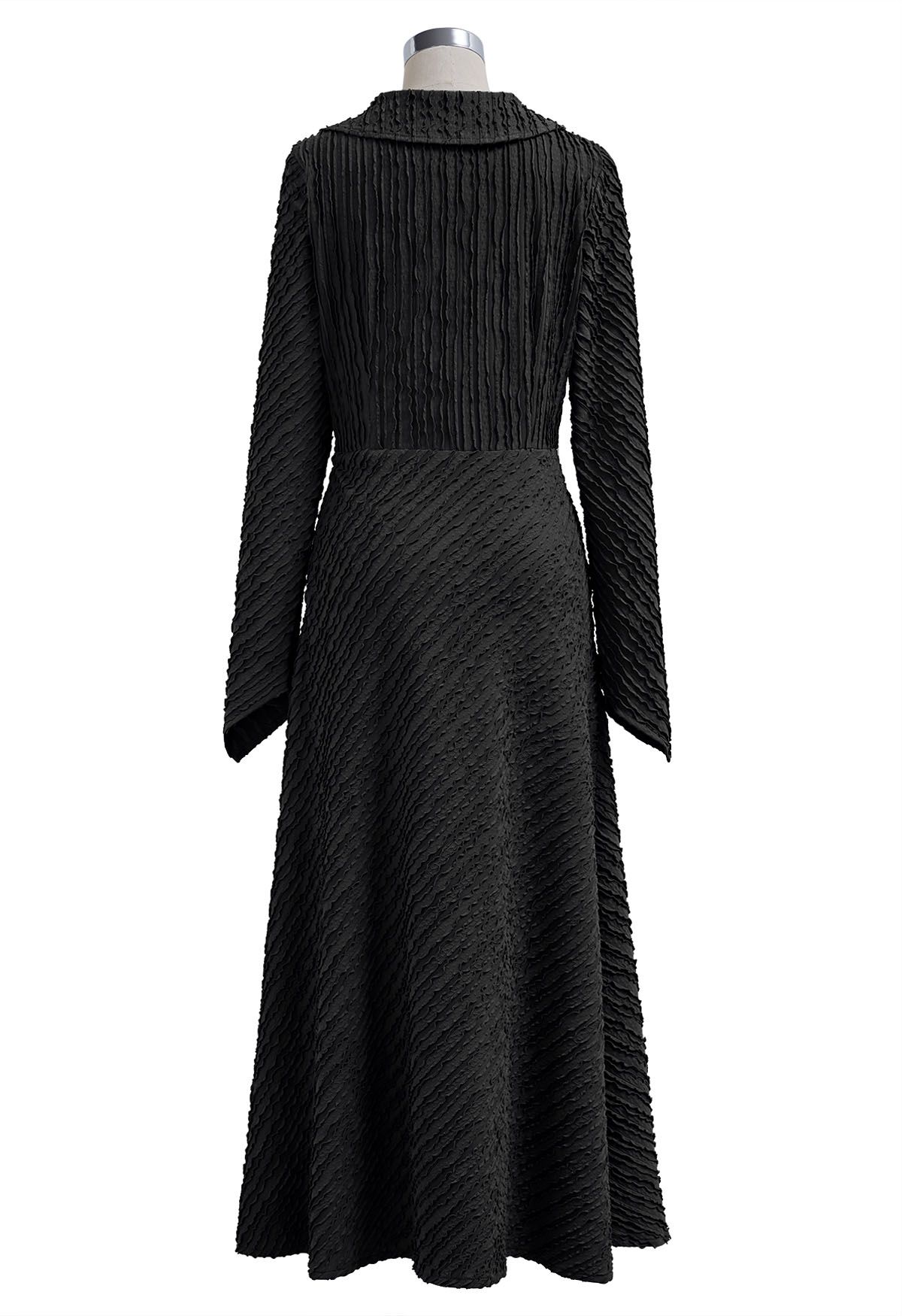 Vestido con textura ondulada, escote sobrepelliz y cuello en negro