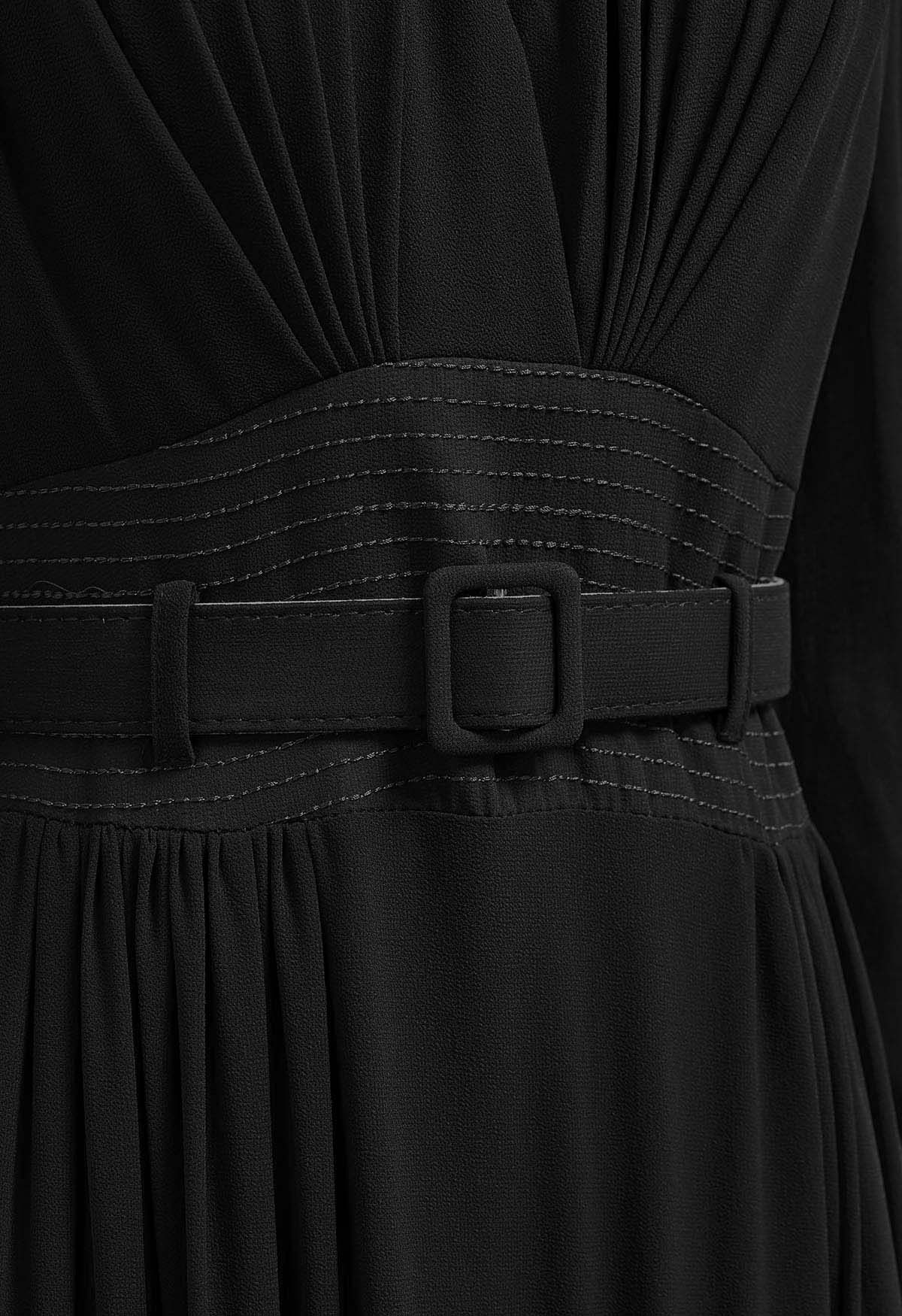 Vestido de gasa con cinturón, niveles fruncidos y cuello en V en negro