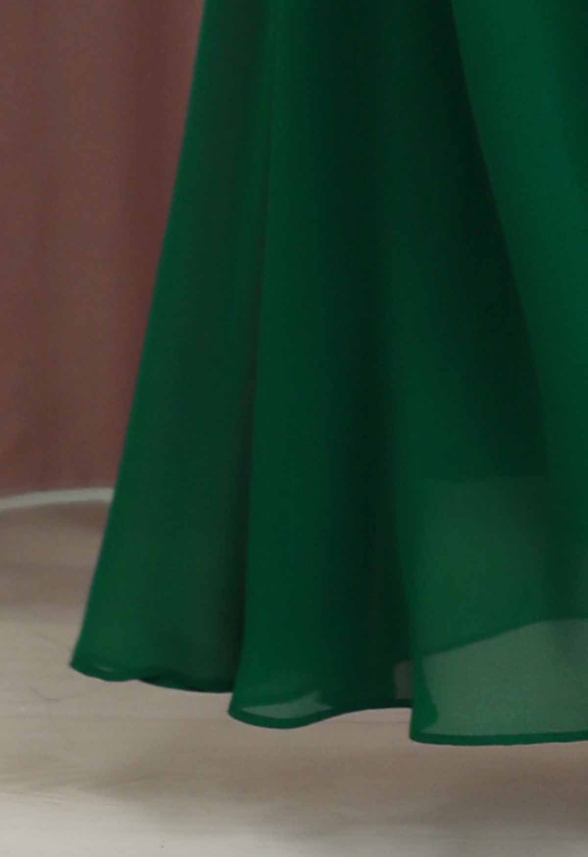 Vestido largo de gasa con lentejuelas brillantes y envoltura sintética en esmeralda