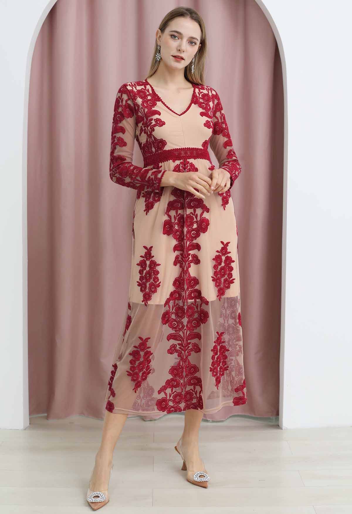 Vestido largo de malla con bordado floral y cuello en V en vino