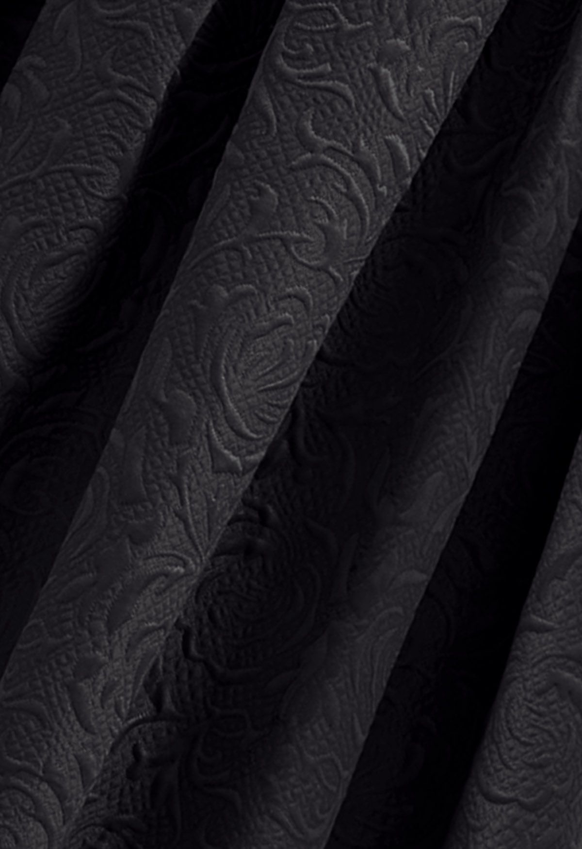 Falda midi de vuelo plisada floral en relieve en negro
