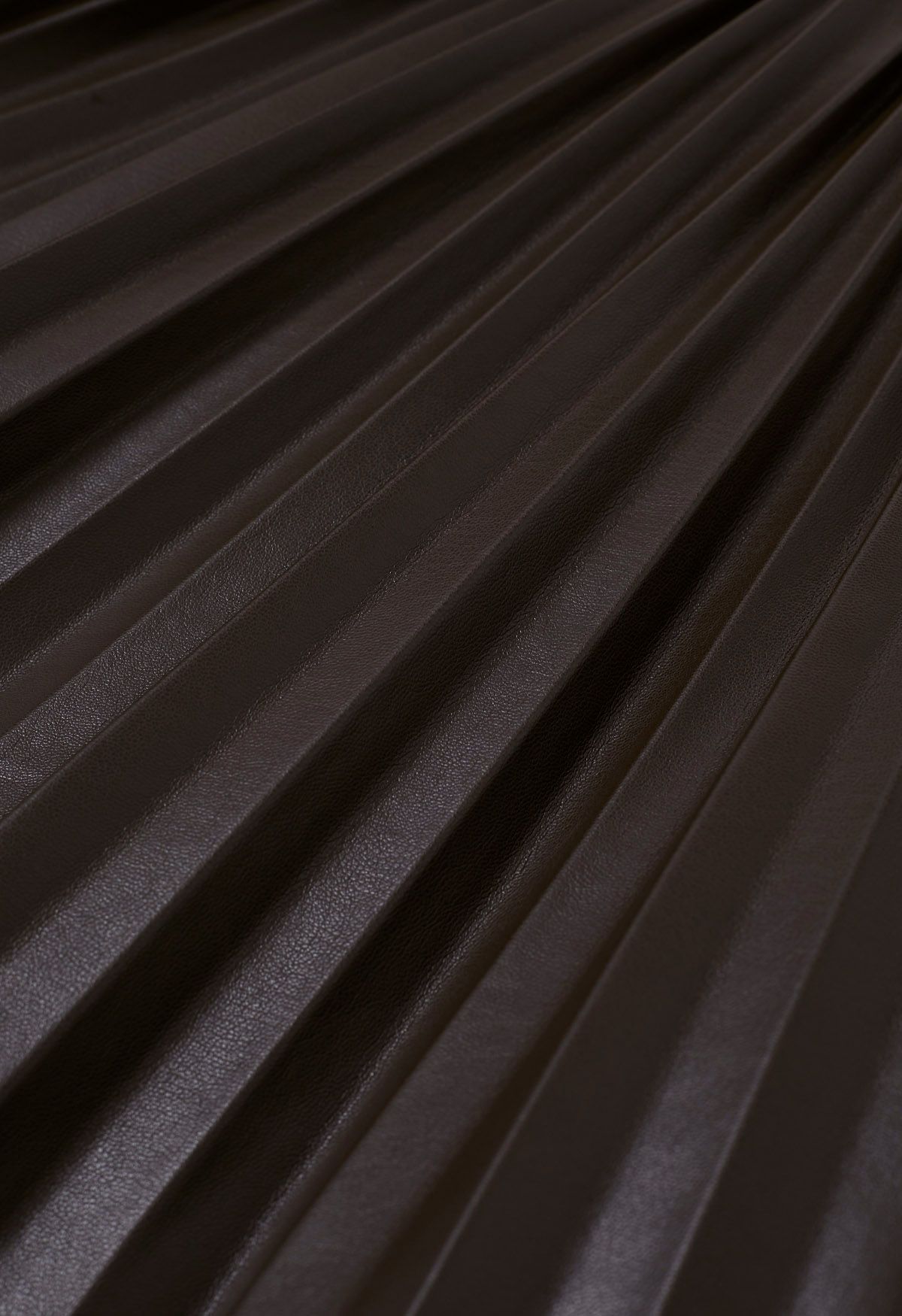 Minifalda plisada de piel sintética en marrón