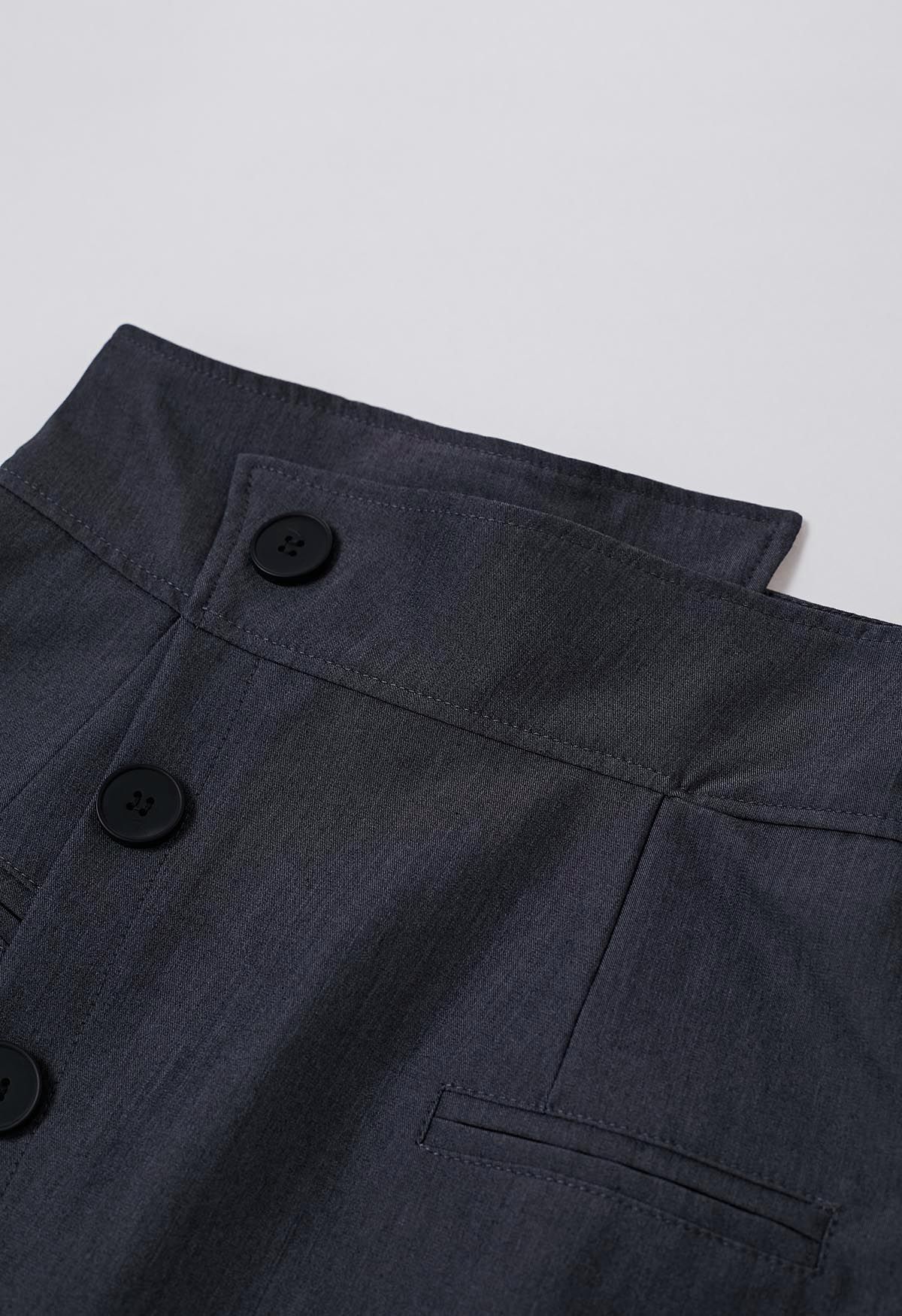 Minifalda asimétrica con solapa y botones en color humo