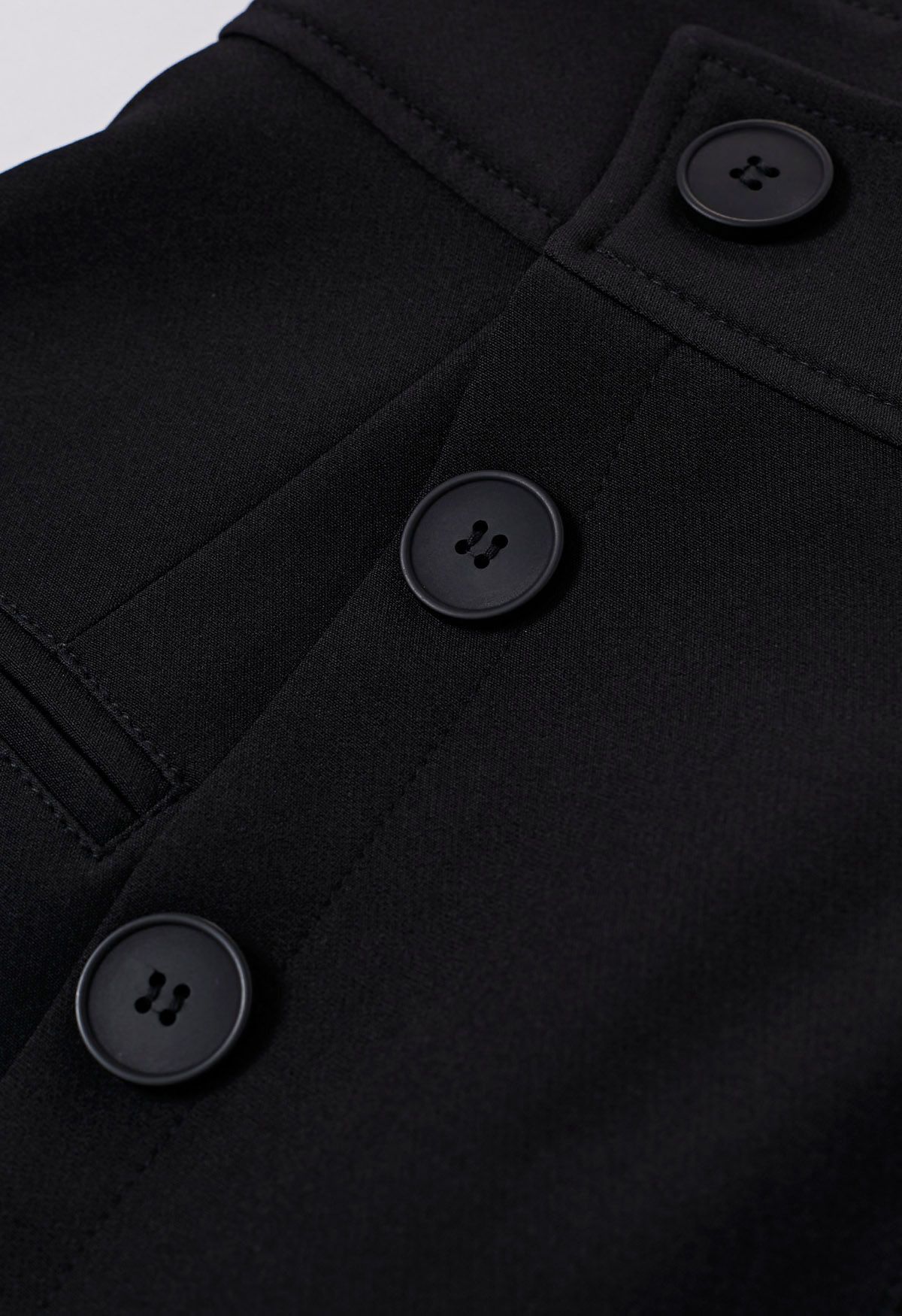 Minifalda asimétrica con solapa y botones en negro